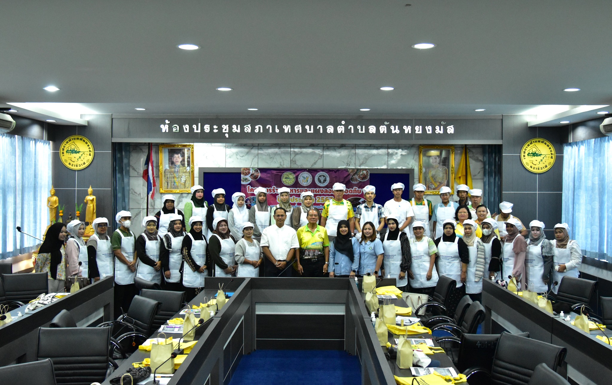 โครงการร้านอาหารและแผงลอยปลอดภัย ปีงบประมาณ 2567
วันพุธ ที่ 28 สิงหาคม 2567 เวลา 08.30 น. ณ ห้องประชุมสภาเทศบาลตำบลตันหยงมัส กองสาธารณสุข และสิ่งแวดล้อม เทศบาลตำบลตันหยงมัส ได้ดำเนินโครงการร้านอาหารและแผงลอยปลอดภัย ปีงบประมาณ 2567   โดยได้รับการอนุมัติงบประมาณ สนับสนุนจากกองทุนหลักประกันสุขภาพ เทศบาลตำบลตันหยงมัส ประจำปีงบประมาณ 2567 นายประเสริฐ แซ่ฮ่อ นายกเทศมนตรีตำบลตันหยงมัส มอบหมายให้นายพนิช สินุธก รองนายกเทศมนตรี เป็นประธานในพิธีเปิดโครงการดังกล่าว พร้อมด้วยนางกรรณิกา มะ ผู้อำนวยการกองสาธารณสุขฯ ,นางสาวมัทนียา ขวัญดี หัวหน้าฝ่ายบริการสาธารณสุขฯ,นางสาวสุชัญญา ช่อเขียว เจ้าพนักงานธุรการชำนาญงาน,ผู้ประกอบการร้านอาหาร และคณะทำงานเข้าร่วมอบรมโครงการร้านอาหารและแผงลอยปลอดภัย ประจำปี 2567 โดยมีวิทยากร นางโรสมีนี ยูนุห์ นักวิชาการสาธารณสุขชำนาญการ และนางสาวพจนารถ คงสุวรรณ นักสาธารณสุขชำนาญการ จากสำนักงานสาธารณสุขจังหวัดนราธิวาส เป็นวิทยากรอบรมให้ความรู้แก่ผู้สัมผัสอาหารของร้านอาหารและแผงลอยจำหน่ายอาหารในเขตเทศบาลตำบลตันหยงมัส เพื่อให้มีความรู้ในเรื่องหลักการสุขาภิบาลอาหาร และอันตรายที่เกิดจากอาหารและน้ำที่ไม่สะอาดปลอดภัย มาตรฐานการสุขาภิบาลอาหารในสถานประกอบกิจการด้านอาหาร สุขวิทยาส่วนบุคคลของผู้สัมผัสอาหาร และกฎหมายสำคัญที่เกี่ยวข้องกับผู้สัมผัสอาหาร
        "ภายในกิจกรรม มีการบรรยายให้ความรู้เรื่อง"
✅หลักการและมาตรฐานการสุขาภิบาลอาหารในสถานประกอบกิจการด้านอาหารและน้ำที่ไม่สะอาดปลอดภัย
✅สุขวิทยาส่วนบุคคลของผู้สัมผัสอาหาร และกฎหมายที่เกี่ยวข้องกับ ผู้สัมผัสอาหาร
✅การบริหารจัดการสถานประกอบกิจการด้านอาหาร
✅การสาธิตและฝึกปฏิบัติ
    🔹วิธีการล้างผักและผลไม้ที่ถูกวิธี
    🔹วิธีการล้างมือ การหยิบจับอาหาร และการแต่งกายที่ถูกสุขลักษณะ
    🔹การเลือกใช้เครื่องปรุงอาหาร
    🔹หลักการทำงาน และการดูแลรักษาบ่อดักไข่มัน
    🔹เทคนิคการตรวจทางด้านชีวภาพ โดยใช้ชุดทดสอบ SI-2
    🔹เทคนิคการตรวจทางด้านเคมี และมอบวุฒิบัตร/หนังสือรับรองการผ่านอบรม