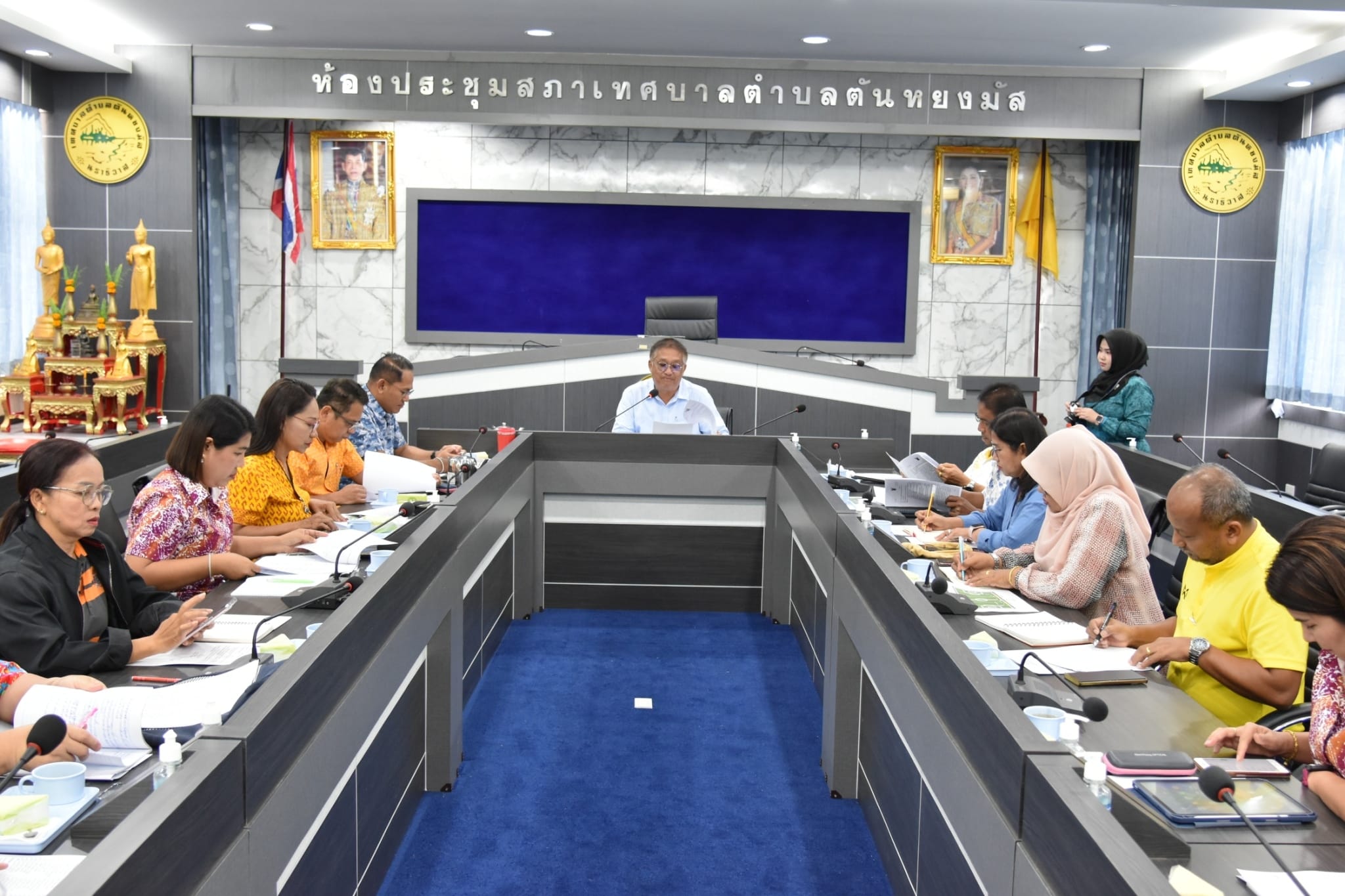 วันพฤหัสบดี ที่ 29 สิงหาคม 2567 เวลา 09.00 น. ประชุมหัวหน้าส่วนการงาน ณ ห้องประชุมสภาเทศบาลตำบลตันหยงมัส นายประเสริฐ แซ่ฮ่อ นายกเทศมนตรีตำบลตันหยงมัส พร้อมคณะผู้บริหาร ปลัดเทศบาล และหัวหน้าส่วนราชการเทศบาลตำบลตันหยงมัส ร่วมประชุมหัวหน้าส่วนการงาน และรายงานเรื่องใหม่ๆ ดังนี้ 
- เรื่อง ที่ประธานแจ้งให้ที่ประชุมทราบ 
- เรื่อง รับรองรายงานการประชุมครั้งที่ผ่านมา การติดตาม 
- สำนักปลัดเทศบาล - กองยุทธศาสตร์และงบประมาณ - กองการศึกษา - กองช่าง - กองสาธารสุขและสิ่งแวดล้อม - กองคลัง - กองสวัสดิการสังคม และ เรื่อง อื่นๆ เพื่อจ้างข้อราชการที่สำคัญ ติดตามความก้าวหน้า ของผลการดำเนินงานตลอดจนการวางแผน และกำเนิดนโยบายการปฏิบัติงาน เพื่อให้การดำเนินงานเป็นไปด้วยความเรียบร้อย และดำเนินงานปรับปรุงภารกิจเร่งด่วนของเทศบาลในทุกส่วนงาน ทั้งนี้ ประชุมได้แจ้งปัญหา และอุปสรรคที่เกิดขึ้นพร้อมร่วมเสนอแนะในการแก้ไขปัญหาเพื่อให้เกิดประโยชน์ต่อประชาชนสูงสุด