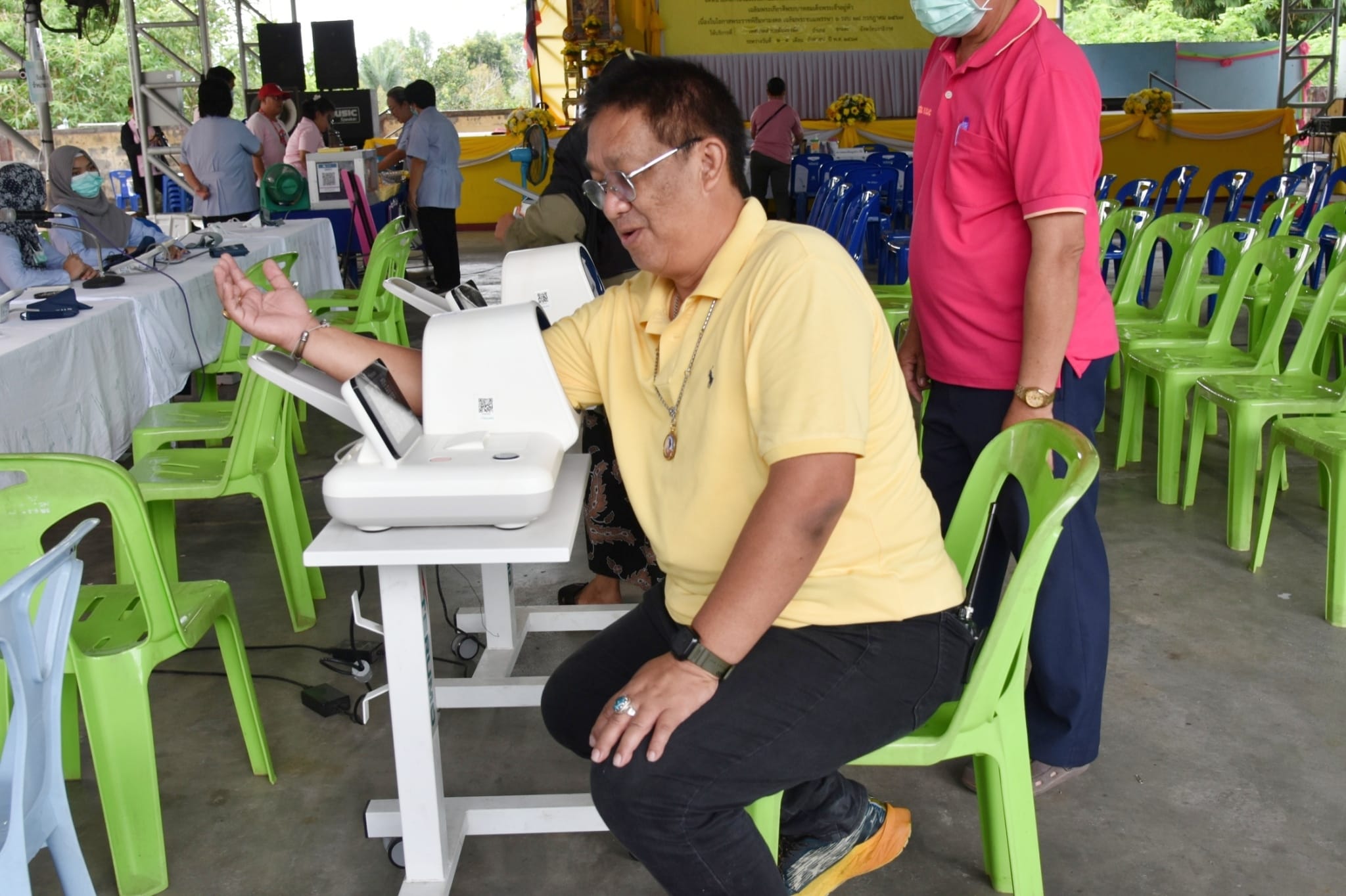 โครงการ คัดกรองมะเร็งเต้านมด้วยเครื่องเอกซเรย์เต้านมเคลื่อนที่ (Mammogram) ในสตรีกลุ่มเสี่ยงและด้อยโอกาส 4 หน่วย 4 ภาค เฉลิมพระเกียรติพระบาทสมเด็จพระเจ้าอยู่หัว เนื่องในโอกาส พระราชพิธีมหามงคลเฉลิมพระชนมพรรษา 6 รอบ 28 กรกฎาคม 2567 
วันอังคารที่ 3 กันยายน 2567 มูลนิธิกาญจนบารมี ร่วมกับ สำนักงานสาธารณสุขจังหวัดนราธิวาส และองค์การบริหารส่วนจังหวัดนราธิวาส ได้ลงพื้นที่บริการคัดกรองมะเร็งเต้านมด้วยเครื่องเอกซเรย์เต้านมเคลื่อนที่ (Mammogram) หน่วยบริการที่ 2 ณ เทศบาลตำบลตันหยงมัส อำเภอระแงะ จังหวัดนราธิวาส ระหว่างวันที่ 3-4 กันยายน 2567 ตั้งแต่เวลา 08.00 น. เป็นต้นไป ซึ่งมูลนิธิกาญจนบารมี จะนำขบวนรถเคลื่อนที่มาให้บริการตรวจคัดกรองมะเร็งเต้านมในสตรีกลุ่มเสี่ยงและด้อยโอกาสจำนวน 4 คัน ประกอบด้วย รถเอกซเรย์เต้านมเคลื่อนที่แบบประสิทธิภาพสูง (รถ Mammogram) จำนวน 2 คัน และรถตรวจและสอนการตรวจเต้านมโดยแพทย์และเจ้าหน้าที่สาธารณสุข จำนวน 1 คัน และรถนิทรรศการและให้ความรู้เกี่ยวกับโรคมะเร็งเต้านมจำนวน 1 คัน นายประเสริฐ แซ่ฮ่อ นายกเทศมนตรีตำบลตันหยงมัส ร่วมให้กำลังใจ ตรวจเยี่ยมจุดตรวจบริการประชาชนในโครงการคัดกรองมะเร็งเต้านมด้วยเครื่องเอกซเรย์เต้านมเคลื่อนที่ (Mammogram)