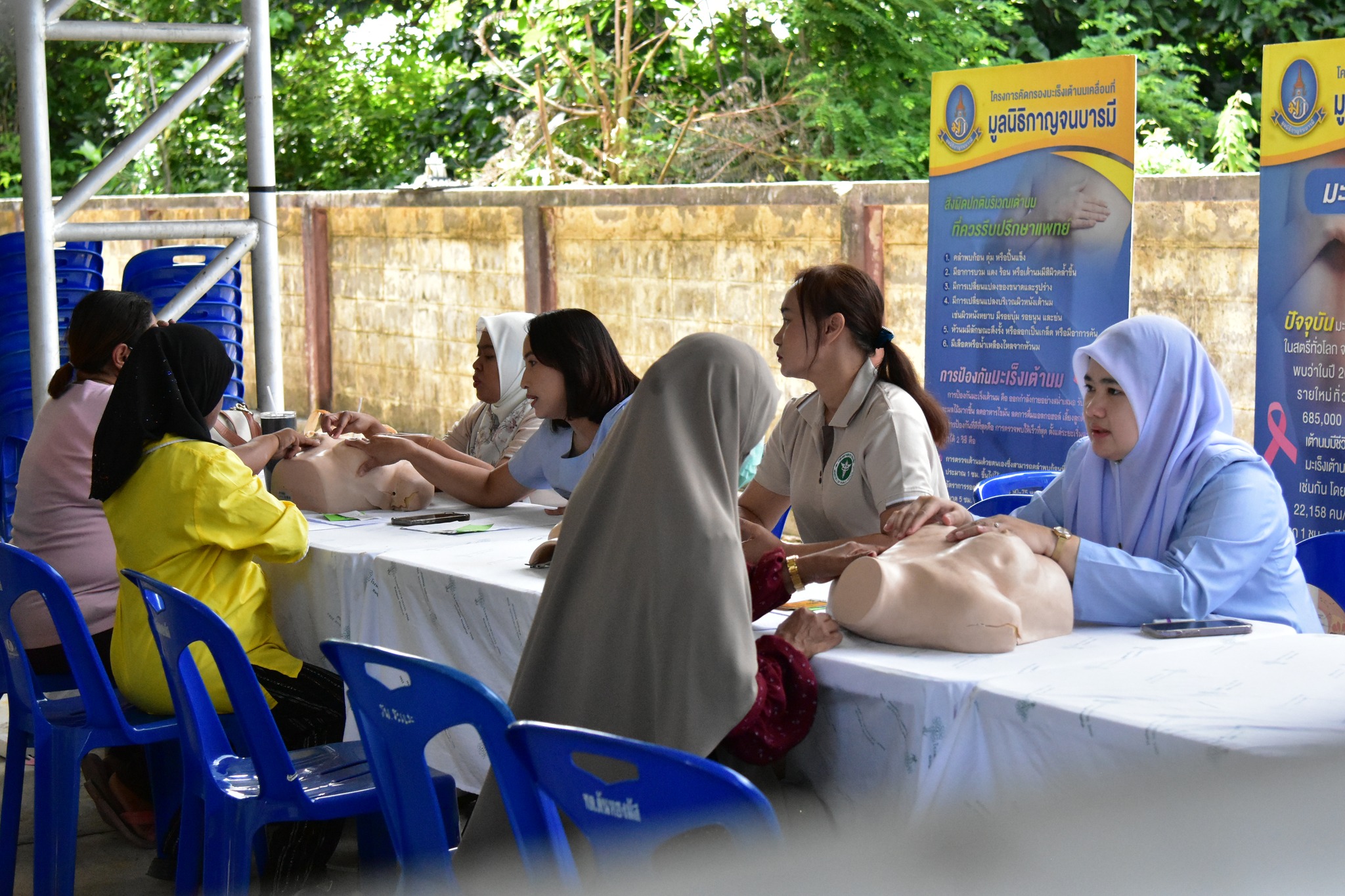 โครงการ คัดกรองมะเร็งเต้านมด้วยเครื่องเอกซเรย์เต้านมเคลื่อนที่ (Mammogram) ในสตรีกลุ่มเสี่ยงและด้อยโอกาส 4 หน่วย 4 ภาค เฉลิมพระเกียรติพระบาทสมเด็จพระเจ้าอยู่หัว เนื่องในโอกาส พระราชพิธีมหามงคลเฉลิมพระชนมพรรษา 6 รอบ 28 กรกฎาคม 2567
วันพุธที่ 4 กันยายน 2567 มูลนิธิกาญจนบารมี ร่วมกับสำนักงานสาธารณสุขจังหวัดนราธิวาส และองค์การบริหารส่วนจังหวัดนราธิวาส ได้ลงพื้นที่บริการคัดกรองมะเร็งเต้านมด้วยเครื่องเอกซเรย์เต้านมเคลื่อนที่ (Mammogram) หน่วยบริการที่ 2 ณ เทศบาลตำบลตันหยงมัส อำเภอระแงะ จังหวัดนราธิวาส ระหว่างวันที่ 3-4 กันยายน 2567 ตั้งแต่เวลา 08.00 น. เป็นต้นไป ซึ่งมูลนิธิกาญจนบารมี จะนำขบวนรถเคลื่อนที่มาให้บริการตรวจคัดกรองมะเร็งเต้านมในสตรีกลุ่มเสี่ยงและด้อยโอกาสจำนวน 4 คัน ประกอบด้วย รถเอกซเรย์เต้านมเคลื่อนที่แบบประสิทธิภาพสูง (รถ Mamogram) จำนวน 2 คัน และรถตรวจและสอนการตรวจเต้านมโดยแพทย์และเจ้าหน้าที่สาธารณสุข จำนวน 1 คัน และรถนิทรรศการและให้ความรู้เกี่ยวกับโรคมะเร็งเต้านมจำนวน 1 คัน ทั้งนี้ ทางเทศบาลตำบลตันหยงมัสร่วมให้กำลังใจประชาชนในโครงการคัดกรองมะเร็งเต้านมด้วยเครื่องเอกซเรย์เต้านมเคลื่อนที่ (Mammogram)