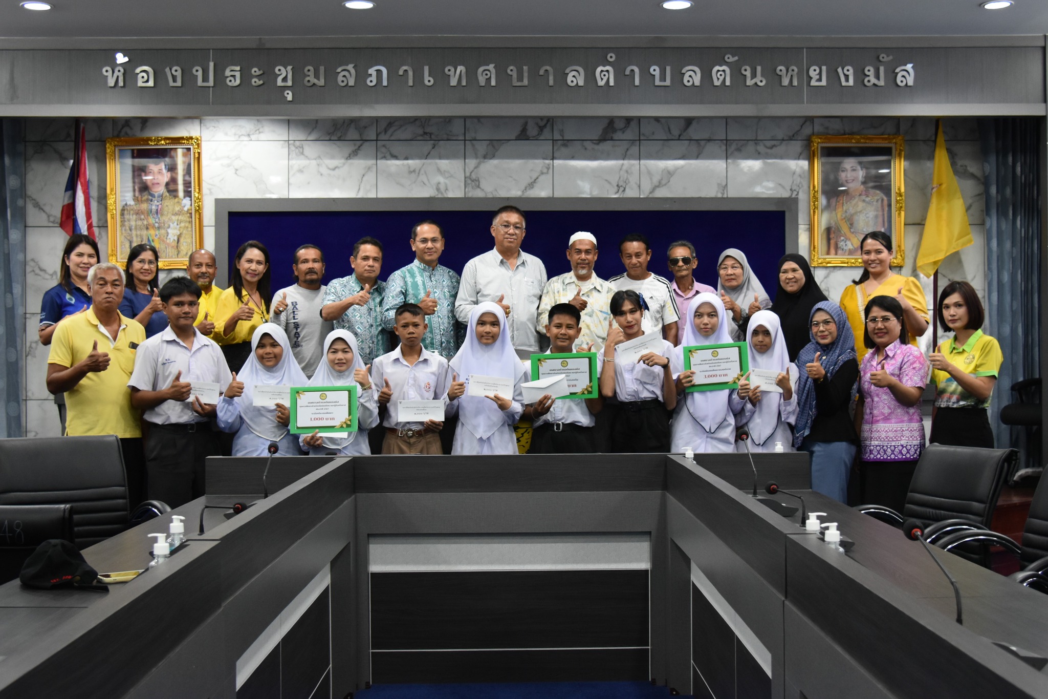 โครงการ ทุนการศึกษาสำหรับเด็กนักเรียน นักศึกษาและผู้ด้อยโอกาส ประจำปีงบประมาณ 2567
วันศุกร์ที่ 27 กันยายน 2567 เวลา 11.30 น. ณ ห้องประชุมสภาเทศบาลตำบลตันหยงมัส กองการศึกษาได้ดำเนินการจัดโครงการมอบทุนการศึกษาสำหรับเด็กนักเรียน นักศึกษาและผู้ด้อยโอกาส ประจำปีงบประมาณ 2567 เพื่อเป็นทุนการศึกษา ช่วยเหลือนักเรียน นักศึกษา ผู้ด้อยโอกาส และผู้ปกครองให้มีคุณภาพชีวิตที่ดี การศึกษาอย่างมีประสิทธิภาพ รวมถึงการแก้ไขปัญหาความยากจน และให้มีรายได้เพียงพอต่อการดำรงชีพ ทั้งนี้นายประเสริฐ แซ่ฮ่อ นายกเทศมนตรีตำบลตันหยงมัส พร้อมด้วยนายณัฐภัทร จิตนะมงคล ปลัดเทศบาลตำบลตันหยงมัส นายนพพร จันทร์แก้ว รองปลัดเทศบาล และหัวหน้าส่วนราชการ ได้มอบทุกการศึกษาสำหรับนักเรียน จำนวน 9 ทุน โดยมีคณะคุณครู ผู้ปกครอง และเด็กนักเรียนที่มีรายชื่อผู้ที่ได้รับทุกการศึกษาได้เข้าร่วมรับทุนดังกล่าว
🔴รายชื่อผู้ที่ได้รับทุนการศึกษาสำหรับเด็กนักเรียน หรือผู้ด้อยโอกาสของเทศบาลตำบลตันหยงมัส พ.ศ.2567 ดังนี้
▶️1.นักเรียนระดับเด็กเล็ก ประถมศึกษา จำนวน 3 ทุน ทุนละ 1,000 บาท
   1.ด.ญ.นุรฮานิส แบรอ           ชั้นประถมศึกษาปีที่ 5 โรงเรียนบ้านเขาพระ
   2.ด.ญ.อาฟาฟ   ฮะ              ชั้นประถมศึกษาปีที่ 6 โรงเรียนบ้านเขาพระ
   3.ด.ช.พิศนุ จันทร์อินทร์         ชั้นประถมศึกษาปีที่ 6 โรงเรียนบ้านเขาพระ
▶️2.นักเรียนระดับมัธยมศึกษาตอนต้น จำนวน 3 ทุน ทุนละ 3,000 บาท
  1.ด.ญ.ญาริน จ้อยเจริญ            ชั้นมัธยมศึกษาปีที่ 1 โรงเรียนตันหยงมัส
  2.ด.ช.เกรียงไกรยุทธ จินนะมงคล ชั้นมัธยมศึกษาปีที่ 2 โรงเรียนตันหยงมัส
  3.ด.ช.พงศธร จินนะมงคล          ชั้นมัธยมศึกษาปีที่ 3 โรงเรียนตันหยงมัส
▶️3.นักเรียนระดับมัธยมศึกษาตอนปลาย จำนวน 3 ทุน ทุนละ 3,000 บาท
  1.นายธีรวัฒน์ จินนะมงคล          ชั้นมัธยมศึกษาปีที่ 4 โรงเรียนตันหยงมัส
  2.นางสาวปิยนุช ยูโซ๊ะ               ชั้นมัธยมศึกษาปีที่ 4 โรงเรียนตันหยงมัส
  3.นางสาวฮีดายะห์ หะยีโมง        ชั้นมัธยมศึกษาปีที่ 6 โรงเรียนตันหยงมัส
