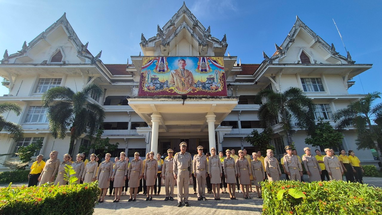 เทศบาลตำบลตันหยงมัส จัดกิจกรรมเนื่องในวันพระราชทานธงชาติไทย 28 กันยายน (Thai National Flag Day) ประจำปี 2567 เพื่อน้อมรำลึกในพระมหากรุณาธิคุณ พระบาทสมเด็จพระมงกุฎเกล้าเจ้าอยู่หัว ร่วมกันร้องเพลงชาติ และเคารพธงชาติเนื่องในวันพระราชทานธงชาติไทย
วันจันทร์ที่ 30 กันยายน 2567 เวลา 08.00 น. นายประเสริฐ แซ่ฮ่อ นายกเทศมนตรีตำบลตันหยงมัส นำคณะหัวหน้าส่วนราชการ ข้าราชการ พนักงานเทศบาล และลูกจ้างเทศบาลตำบลตันหยงมัส ร่วมกิจกรรมเชิงธงชาติไทยและร้องเพลงชาติไทย เนื่องใน “วันพระราชทานธงชาติไทย” (Thai National Flag Day) โดยพร้อมเพรียง ทั้งนี้ ด้วยคณะรัฐมนตรีมีมติ เมื่อวันที่ 20 กันยายน 2559 เห็นชอบกำหนดให้วันที่ 28 กันยายน ของทุกปี เป็นวันพระราชทานธงชาติไทย (Thai National Flag Day) โดยเริ่มในวันที่ 28 กันยายน 2560 เป็นวันแรกและไม่ถือเป็นวันหยุดราชการ เพื่อเป็นการสร้างความภาคภูมิใจของคนในชาติและเป็นการน้อมรำลึกถึงพระบาทสมเด็จพระมงกุฎเกล้าเจ้าอยู่หัว ที่ได้พระราชทานธงไตรรงค์เป็นธงชาติไทยตราบจนถึงปัจจุบัน ณ บริเวณหน้าเสาธงสำนักงานเทศบาลตำบลตันหยงมัส