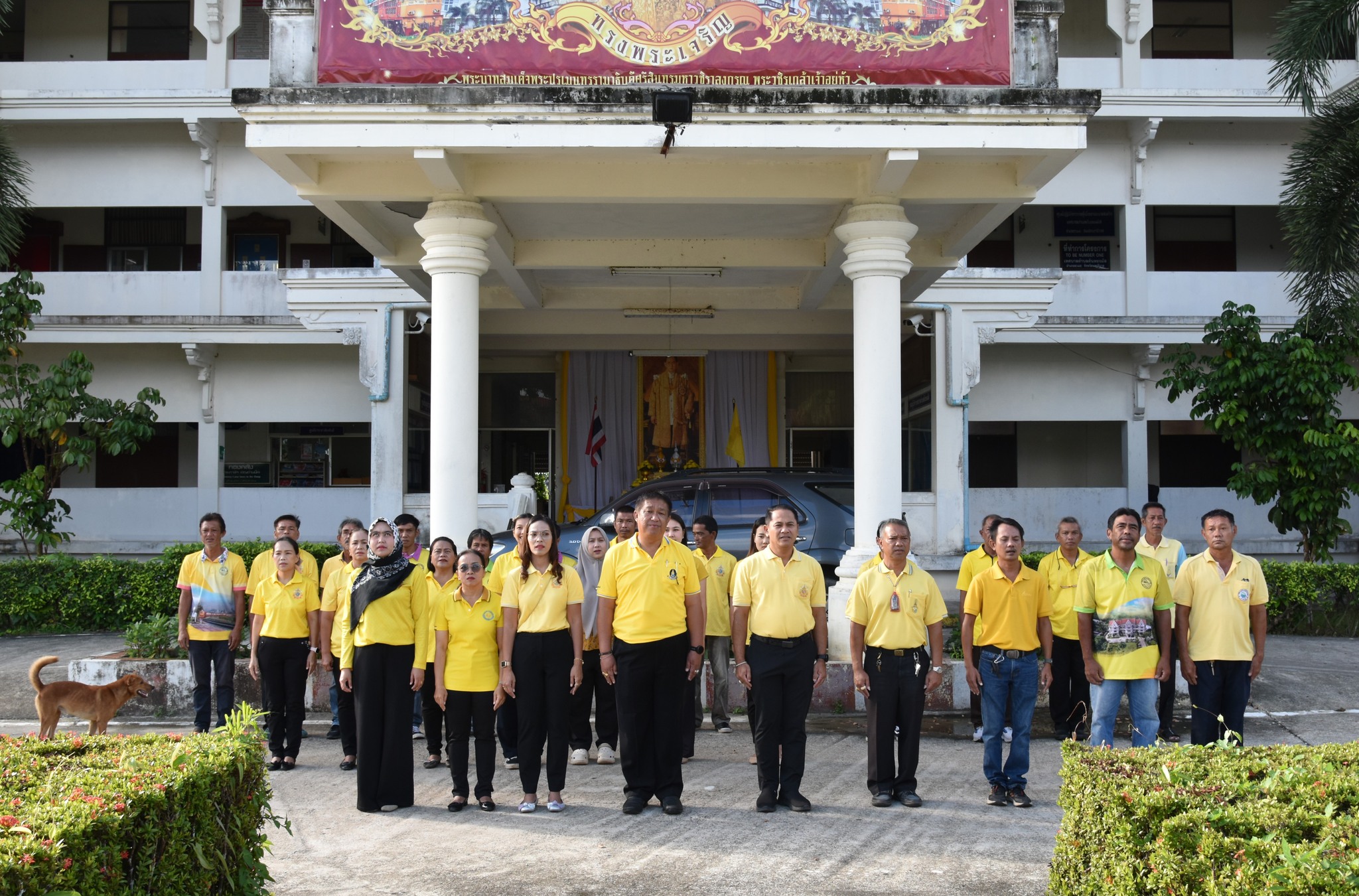วันจันทร์ ที่ 21 ตุลาคม พ.ศ.2567 เวลา 08:00 น. ณ สำนักงานเทศบาลตำบลตันหยงมัส โดยมีคณะผู้บริหารข้าราชการ พนักงาน และลูกจ้างเทศบาลตำบลตันหยงมัสร่วมกิจกรรมเข้าแถวเคารพธงชาติทุกวันจันทร์ เพื่อสำนึกคุณ "ชาติ ศาสน์ กษัตริย์" เพื่อความสามัคคีปรองดอง และน้อมรำลึกถึงความสำคัญของสถาบัน ทั้ง 3 สถาบัน และเพื่อให้สถาบันชาติของประเทศไทยอยู่กับคนไทยทุกคน
