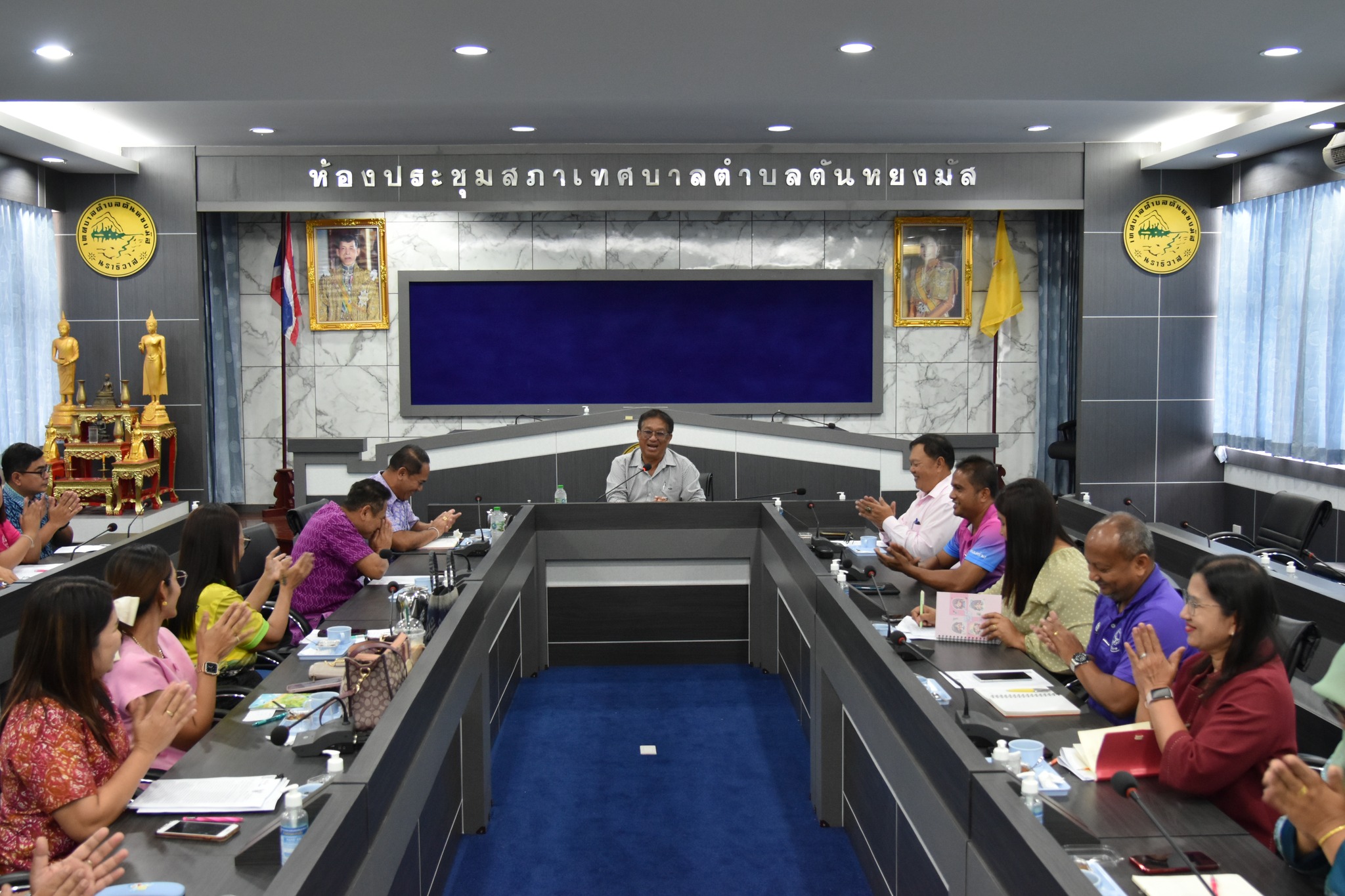 วันอังคาร ที่ 29 ตุลาคม 2567 เวลา 09.30 น. ประชุมหัวหน้าส่วน ณ ห้องประชุมสภาเทศบาลตำบลตันหยงมัส นายประเสริฐ แซ่ฮ่อ นายกเทศมนตรีตำบลตันหยงมัส พร้อมคณะผู้บริหาร ปลัดเทศบาล และหัวหน้าส่วนราชการเทศบาลตำบลตันหยงมัส ร่วมประชุมหัวหน้าส่วน และรายงานเรื่องใหม่ๆ ดังนี้ 
- เรื่อง ที่ประธานแจ้งให้ที่ประชุมทราบ 
- เรื่อง รับรองรายงานการประชุมครั้งที่ผ่านมา การติดตาม 
- สำนักปลัดเทศบาล - กองยุทธศาสตร์และงบประมาณ - กองการศึกษา - กองช่าง - กองสาธารสุขและสิ่งแวดล้อม - กองคลัง - กองสวัสดิการสังคม และ เรื่อง อื่นๆ เพื่อแจ้งข้อราชการที่สำคัญ ติดตามความก้าวหน้า ของผลการดำเนินงานตลอดจนการวางแผน และกำหนดนโยบายการปฏิบัติงาน เพื่อให้การดำเนินงานเป็นไปด้วยความเรียบร้อย และดำเนินงานปรับปรุงภารกิจเร่งด่วนของเทศบาลในทุกส่วนงาน ทั้งนี้ ประชุมได้แจ้งปัญหา และอุปสรรคที่เกิดขึ้นพร้อมร่วมเสนอแนะในการแก้ไขปัญหาเพื่อให้เกิดประโยชน์ต่อประชาชนสูงสุด และประชุมเตรียมความพร้อมในการจัดโครงการประเพณีลอยกระทง ในวันที่ 15 พฤศจิกายน 2567