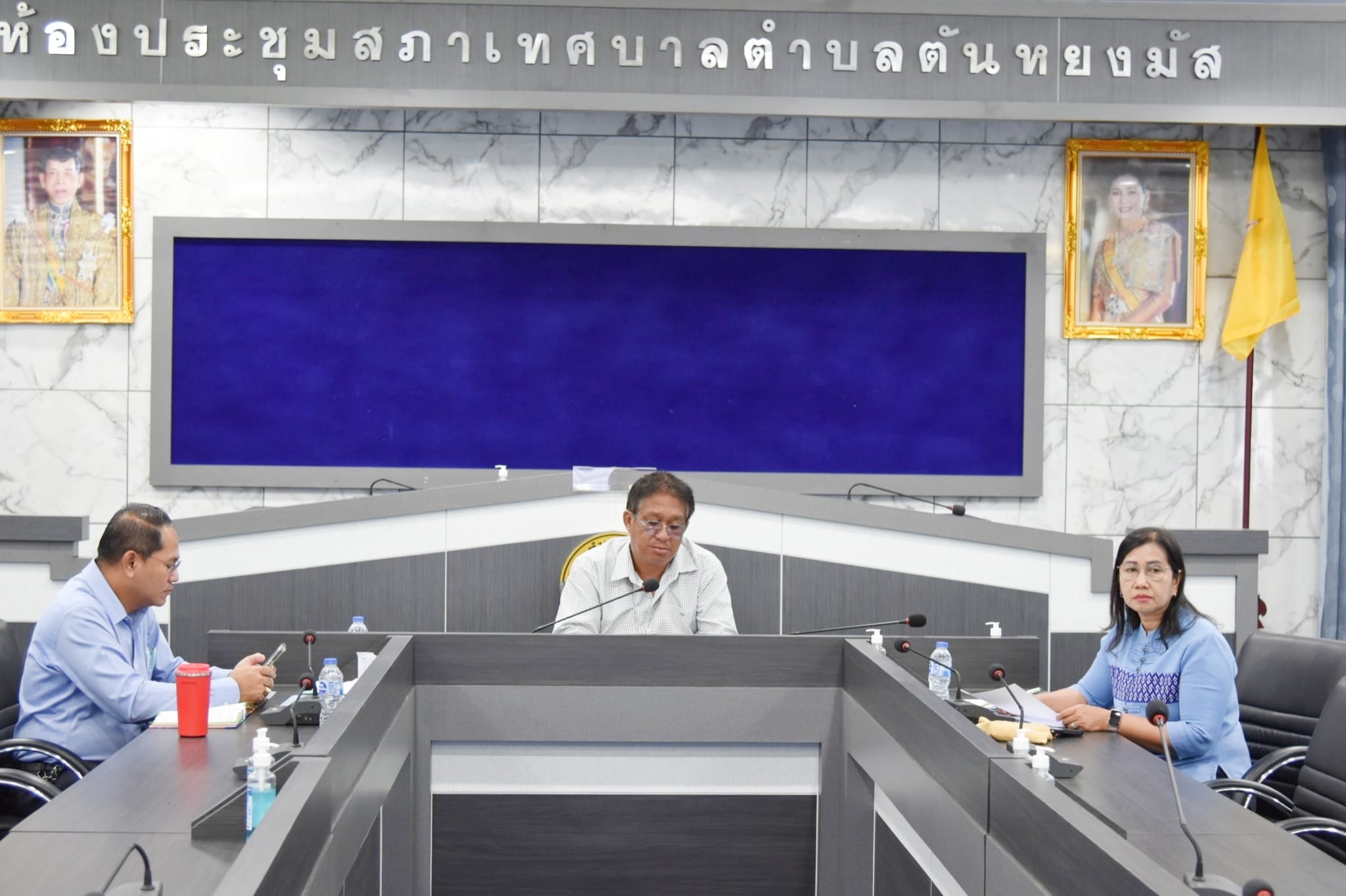 เทศบาลตำบลตันหยงมัสเข้าร่วมประชุมการตรวจสอบรายงานการเงินงวดปีบัญชี 2567 ของหน่วยงานในเขตพื้นที่รับผิดชอบของสำนักงานการตรวจเงินแผ่นดินภูมิภาคที่ 15 (จังหวัดสงขลา) ผ่านสื่ออิเล็กทรอนิกส์ (ระบบ Zoom Meeting)
วันที่ 1 พฤศจิกายน 2567 เวลา 11.00 น. ห้องประชุมสภาเทศบาลตำบลตันหยงมัส ชั้น 3 เทศบาลตำบลตันหยงมัส นำโดยนายประเสริฐ แซ่ฮ่อ นายกเทศมนตรีตำบลตันหยงมัส พร้อมนายณัฐภัทร จิตนะมงคล ปลัดเทศบาล นางลำยอง ธรรมประณีต ผู้อำนวยการกองคลัง และพนักงานเทศบาลตำบลตันหยงมัสที่เกี่ยวข้อง ได้เข้าร่วมประชุมการตรวจสอบรายงานการเงินงวดปีบัญชี 2567 ของหน่วยงานในเขตพื้นที่รับผิดชอบของสำนักงานการตรวจเงินแผ่นดินภูมิภาคที่ 15 (จังหวัดสงขลา)  ผ่านสื่ออิเล็กทรอนิกส์ (ระบบ Zoom Meeting) ในหัวข้อการตรวจสอบรายงานการเงินงวดปีบัญชี 2567 โดยสำนักงานการตรวจเงินแผ่นดินภูมิภาคที่ 15 (จังหวัดสงขลา)
