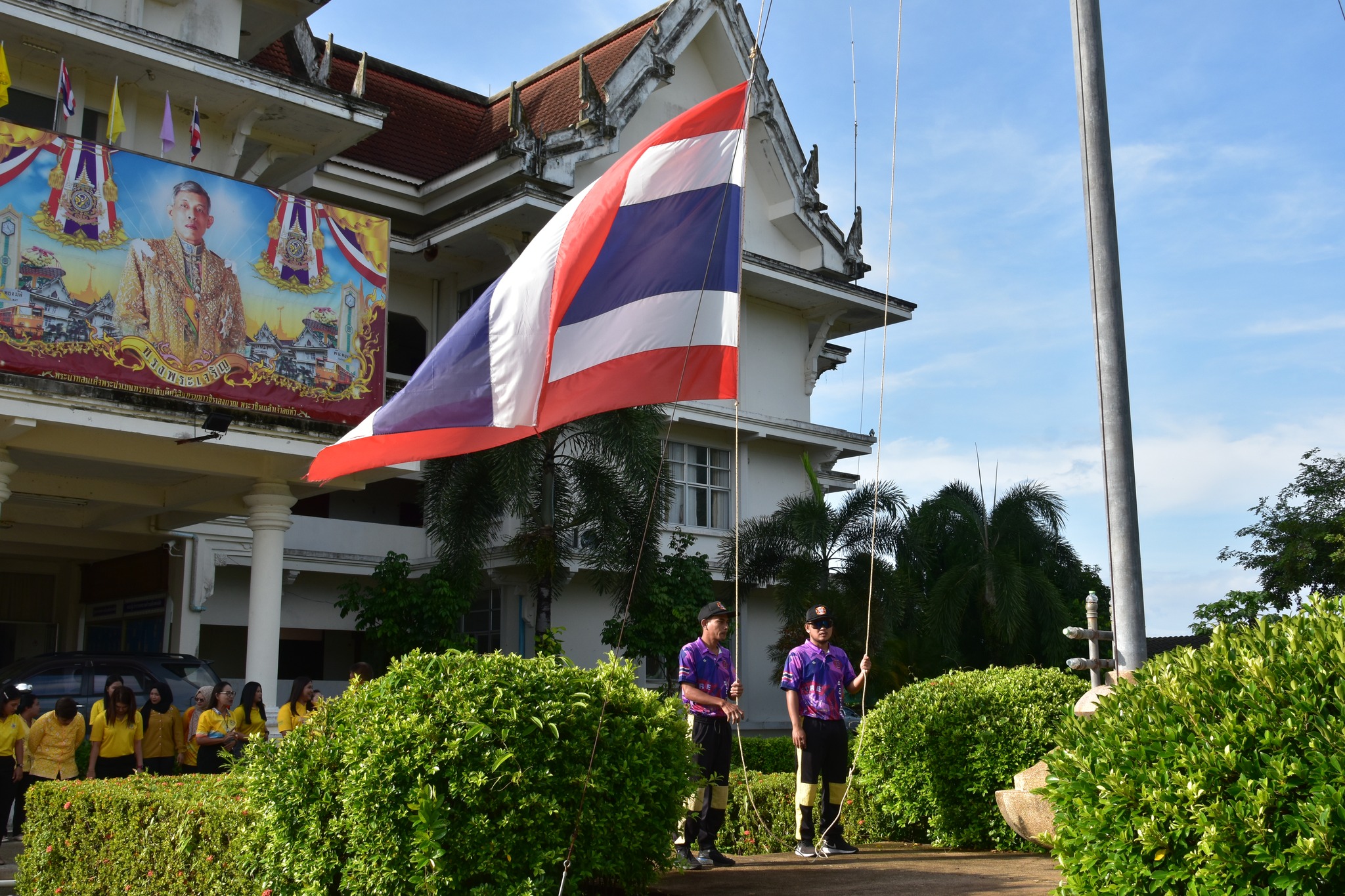 วันจันทร์ ที่ 4 พฤศจิกายน พ.ศ.2567 เวลา 08:00 น. ณ สำนักงานเทศบาลตำบลตันหยงมัส โดยมีคณะผู้บริหารข้าราชการ พนักงาน และลูกจ้างเทศบาลตำบลตันหยงมัสร่วมกิจกรรมเข้าแถวเคารพธงชาติทุกวันจันทร์ เพื่อสำนึกคุณ "ชาติ ศาสน์ กษัตริย์" เพื่อความสามัคคีปรองดอง และน้อมรำลึกถึงความสำคัญของสถาบัน ทั้ง 3 สถาบัน และเพื่อให้สถาบันชาติของประเทศไทยอยู่กับคนไทยทุกคน