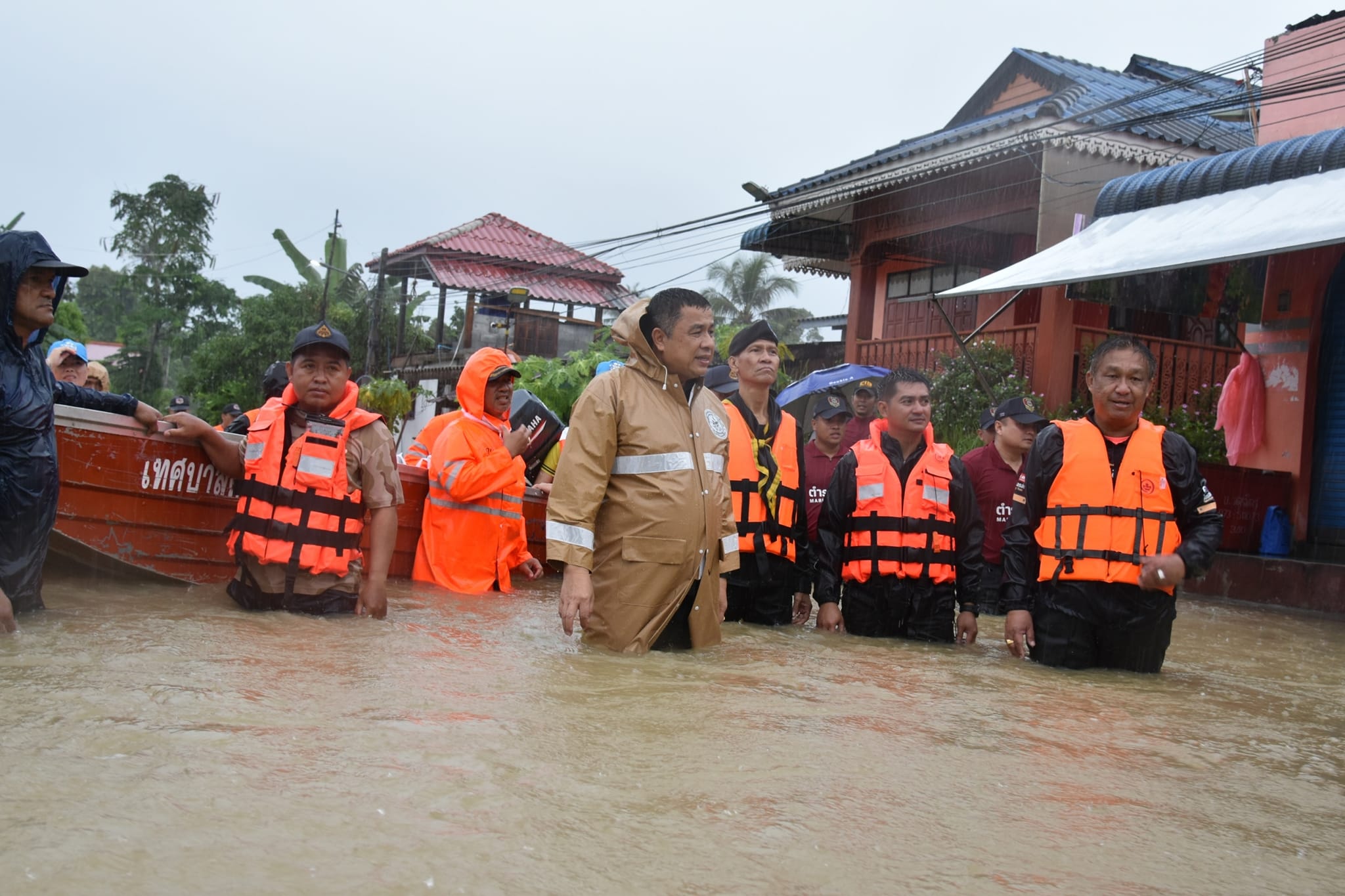 วันพุธ ที่ 27 พฤศจิกายน พ.ศ. 2567 เทศบาลตำบลตันหยงมัส นำโดยนายประเสริฐ แซ่ฮ่อ นายกเทศมนตรีตำบลตันหยงมัส , นายนพพร จันทร์แก้ว รองปลัดเทศบาล , หัวหน้าฝ่ายปกครอง ,ประธานสภาเทศบาล , สมาชิกสภาเทศบาล , พร้อม งานป้องกันและบรรเทาสาธารณภัย โดยมีนายวิมุตติ  อำนักมณี นายอำเภอระแงะ , ผู้บังคับหน่วยเฉพาะกิจกรมทหารพรานที่ 45 ,ร่วมลงพื้นที่ให้ความช่วยเหลือเบื้องต้นในการแจกจ่ายน้ำดื่มแก่ผู้ประสบอุทกภัยในพื้นที่เขตเทศบาลตำบลตันหยงมัส หมู่ที่ 1 ตำบลตันหยงมัส อำเภอระแงะ เพื่อเยี่ยมให้กำลังใจ พร้อมมอบน้ำดื่มให้กับประชาชนที่ประสบภัยน้ำท่วม 
แจ้งเหตุฉุกเฉิน/ปัญหาความเดือดร้อนจากสถานการณ์ได้ที่ 
งานป้องกันและบรรเทาสาธารณภัย เทศบาลตำบลตันหยงมัส โทร.0-7367-1866