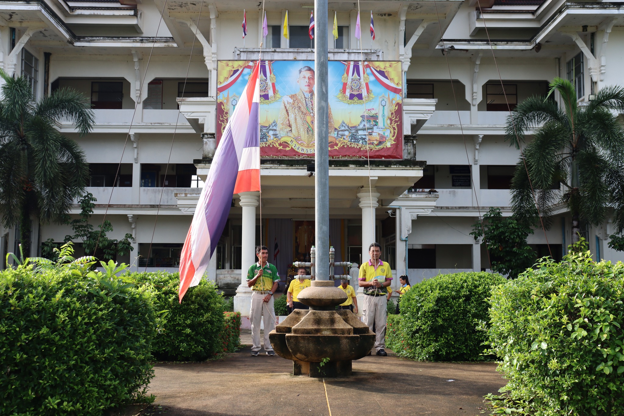 วันจันทร์ ที่ 2 ธันวาคม พ.ศ. 2567 เวลา 08:00 น. ณ สำนักงานเทศบาลตำบลตันหยงมัส โดยมีคณะผู้บริหารข้าราชการ พนักงาน และลูกจ้างเทศบาลตำบลตันหยงมัสร่วมกิจกรรมเข้าแถวเคารพธงชาติทุกวันจันทร์ เพื่อสำนึกคุณ "ชาติ ศาสน์ กษัตริย์" เพื่อความสามัคคีปรองดอง และน้อมรำลึกถึงความสำคัญของสถาบัน ทั้ง 3 สถาบัน และเพื่อให้สถาบันชาติของประเทศไทยอยู่กับคนไทยทุกคน