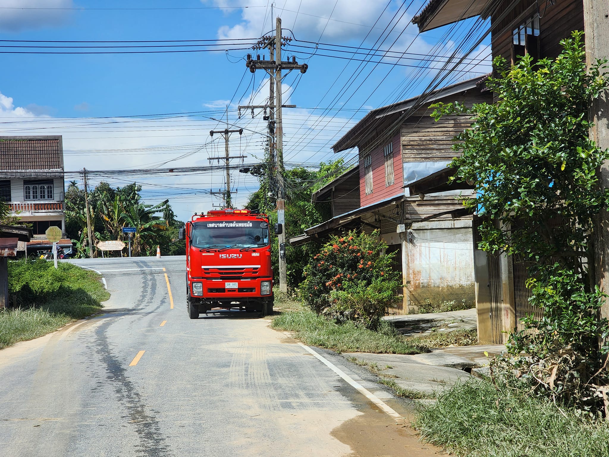 เทศบาลตำบลตันหยงมัส เร่งดำเนินการฉีดล้างทำความสะอาดบ้านเรือนประชาชนอย่างต่อเนื่อง
วันที่ 2 ธันวาคม 2567 เวลา 13.30 น. เจ้าหน้าที่งานป้องกันและบรรเทาสาธารณภัยเทศบาลตำบลตันหยงมัส ลงพื้นที่นำรถบรรทุกน้ำฉีดล้างทำความสะอาดบ้านเรือนของประชาชนได้รับผลกระทบจากอุทกภัย(น้ำท่วม) ณ ถนนระแงะมรรคา 1 ต.ตันหยงมัส อ.ระแงะ จ.นราธิวาส