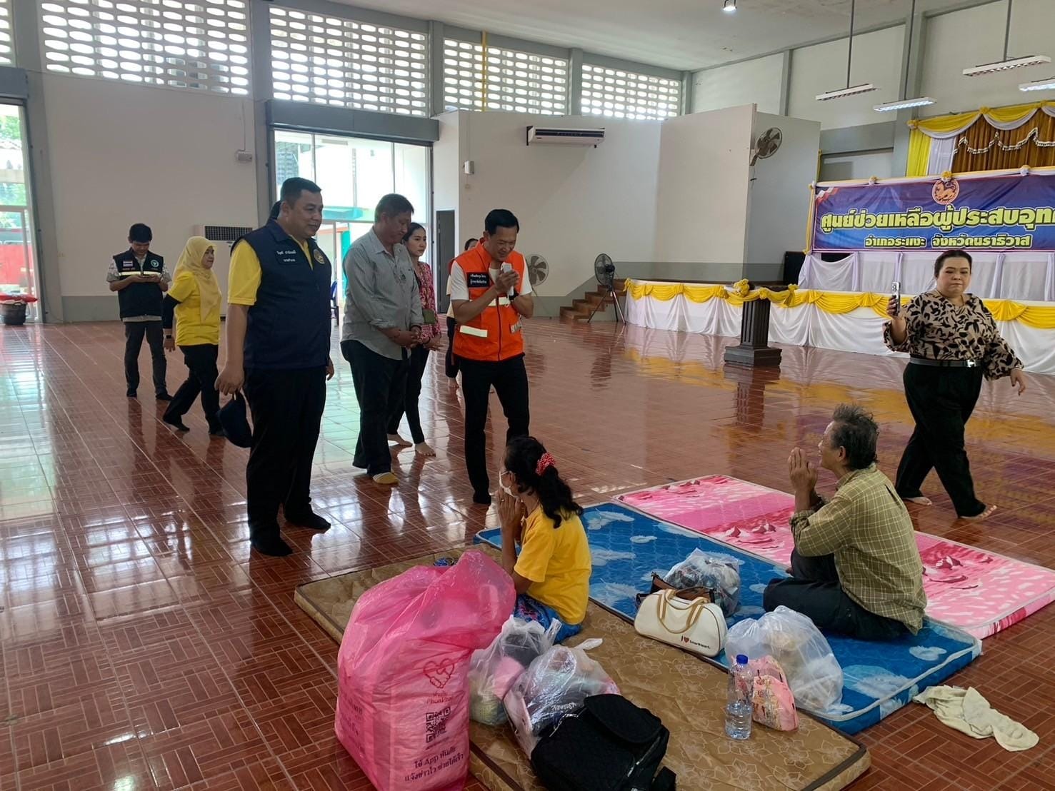 ผู้ว่าฯ นราธิวาส ลงพื้นที่ตรวจเยี่ยมโรงครัวพระราชทาน ณ ที่ว่าการอำเภอระแงะ
วันอังคารที่ 3 ธันวาคม 2567 เวลา 09.00 น. นายประเสริฐ แซ่ฮ่อ นายกเทศมนตรีตำบลตันหยงมัส ร่วมกับนายวิมุตติ อำนักมณี นายอำเภอระแงะ ,หน่วยเฉพาะกิจกรมทหารพรานที่ 45 ,ผู้กำกับการสถานีตำรวจภูธระแงะ หัวหน้าสันติสุข 402 ปลัดอำเภอ หัวหน้าส่วนราชการ และพนักงานเทศบาล ร่วมให้การต้อนรับ ว่าที่ร้อยตรี ตระกูล โทธรรม ผู้ว่าราชการจังหวัดนราธิวาส ในโอกาสเดินทางลงพื้นที่ตรวจเยี่ยมโรงครัวพระราชทานผลิตอาหารปรุงสุกและน้ำดื่ม โดยประกอบอาหารกล่องและผลิตเครื่องดื่มสะอาด เพื่อแจกจ่ายช่วยเหลือผู้ประสบภัยน้ำท่วมในพื้นที่อำเภอ ระแงะ และท่านผู้ว่าฯได้ไปเยี่ยมผู้อพยพภายในศูนย์พักพิง เพื่อเป็นขวัญและกำลังใจให้แก่ ผู้ประสบอุทกภัย วาตภัย ดินโคลนถล่มภายในพื้นที่อำเภอระแงะ ณ ที่ว่าการอำเภอระแงะ จ.นราธิวาส