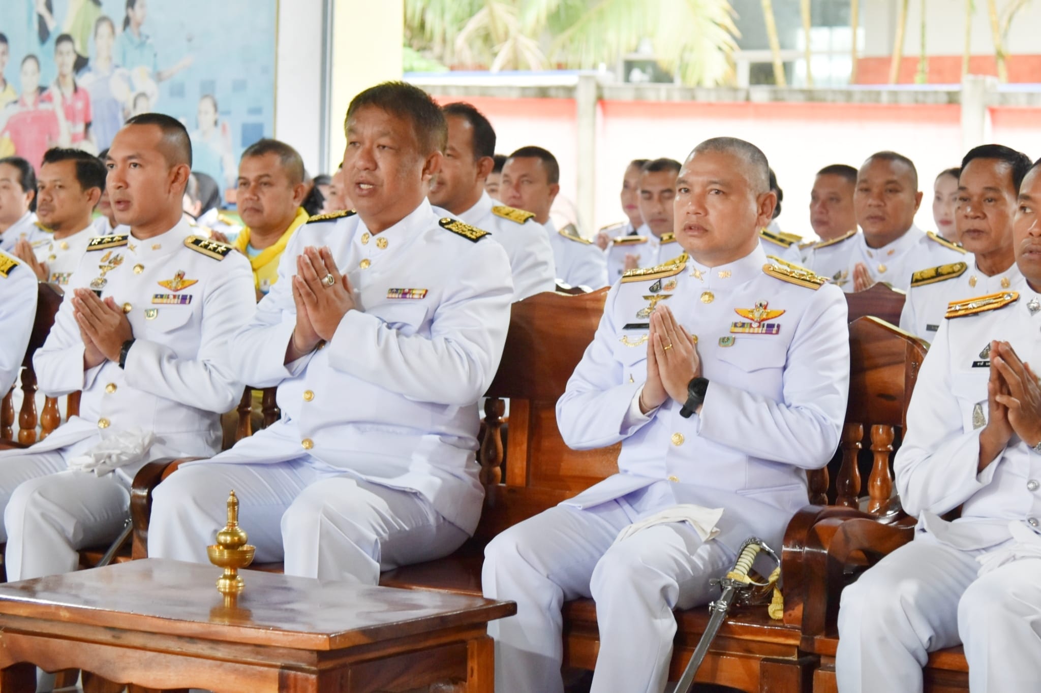 พิธีทำบุญตักบาตรเฉลิมพระเกียรติ เนื่องในวันคล้ายวันพระบรมราชสมภพ พระบาทสมเด็จพระบรมชนกาธิเบศร มหาภูมิพลอดุลยเดชมหาราช บรมนาถบพิตร วันชาติ และวันพ่อแห่งชาติ
เวลา 07.30 น.วันพฤหัสบดี ที่ 5 ธันวาคม 2567 ณ หอประชุมโรงเรียนตันหยงมัส ตำบลตันหยงมัส อำเภอระแงะ จังหวัดนราธิวาส
นายประเสริฐ แซ่ฮ่อ นายกเทศมนตรีตำบลตันหยงมัส นำคณะผู้บริหาร หัวหน้าส่วนราชการ สมาชิกสภา และพนักงานเทศบาลตำบลตันหยงมัส  ร่วมพิธีทำบุญตักบาตร เพื่อถวายเป็นพระราชกุศล เนื่องในวันคล้ายวันพระบรมราชสมภพ พระบาทสมเด็จพระบรมชนกาธิเบศร มหาภูมิพลอดุลยเดชมหาราช บรมนาถบพิตร วันชาติ และวันพ่อแห่งชาติ โดยมีนายวิมุตติ อำนักมณี นายอำเภอระแงะ เป็นประธานในพิธี พร้อมด้วยข้าราชการ หน่วยงานภาครัฐ ภาคเอกชน และประชาชนในพื้นที่เข้าร่วมพิธีโดยพร้อมเพรียงกัน  เพื่อแสดงออกถึงความจงรักภักดี และเทิดทูนสถาบันพระมหากษัตริย์