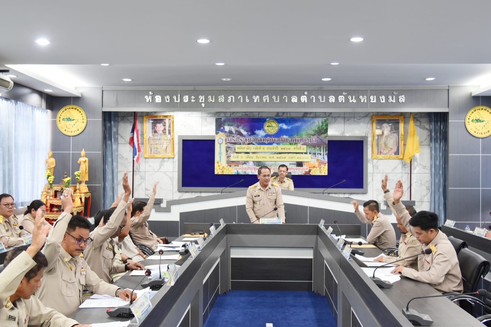 วันศุกร์ ที่ 6 ธันวาคม 2567 เวลา 10.00 น. ประชุมสภาเทศบาล สมัยสามัญ สมัยที่ 4 ครั้งที่ 1 ประจำปี 2567 ณ ห้องประชุมสภาเทศบาลตำบลตันหยงมัส นายเอกชัย จิตมงคล ประธานสภาเทศบาลตันหยงมัส เป็นประธานเปิดการประชุมสภาเทศบาลตำบลตันหยงมัส สมัยสามัญ สมัยที่ 4 ครั้งที่ 1 ประจำปี พ.ศ. 2567                                                              โดยมี นายประเสริฐ แซ่ฮ่อ นายกเทศมนตรีตำบลตันหยงมัส พร้อมด้วยคณะผู้บริหาร สมาชิกสภาเทศบาล ปลัดเทศบาล และหัวหน้าส่วนราชการเทศบาลตำบลตันหยงมัส ร่วมประชุมตอบข้อกระทู้ถามของสมาชิกสภาเทศบาล และรายงานเรื่องเสนอใหม่ ดังนี้
- ญัตติ จ่ายขาดเงินสะสมต่อสภาเทศบาล (กองคลัง)                                                                                                   - ญัตติ ขออนุมัติโอนเงินงบประมาณรายจ่ายประจำปี งบประมาณืพ.ศ. 2568 (กองช่าง)                                                                                                   - ญัตติขออนุมัติโอนเงินงบประมาณรายจ่ายประจำปี งบประมาณ พ.ศ. 2568 (กองสาธารณสุขและสิ่งแวดล้อม)                                                                                                   - ญัตติ ขออนุมัติโอนเงินงบประมาณรายจ่ายประจำปี งบประมาณ พ.ศ. 2568 (กองการศึกษา)                                                                                                  - ญัตติ ขออนุมัติโอนเงินงบประมาณรายจ่ายประจำปี งบประมาณ พ.ศ. 2568 (กองยุทธศาสตร์และงบประมาณ)                                                                                                  - เรื่อง คัดเลือกคณะกรรมการติดตามและประเมินผลแผลพัฒนาท้องถิ่น (กองยุทธศาสตร์และงบประมาณ) เพื่อคัดเลือกเป็นคณะกรรมการติดตามและประเมินผลแผนพัฒนาท้องถิ่น และแต่งตั้งเป็นคณะกรรมการติดตามและประมาณผลแผนพัฒนาท้องถิ่น เทศบาลตำบลตันหยงมัส จำนวน 3 รายได้แก่ 1. นายประพันธ์ หนูชู 
2. นายจักรกรี บุญล่วน 
3. นายมูฮำหมัด ตาเห                                                                                                                                                                                                 - ญัตติ เรื่อง อื่นๆ