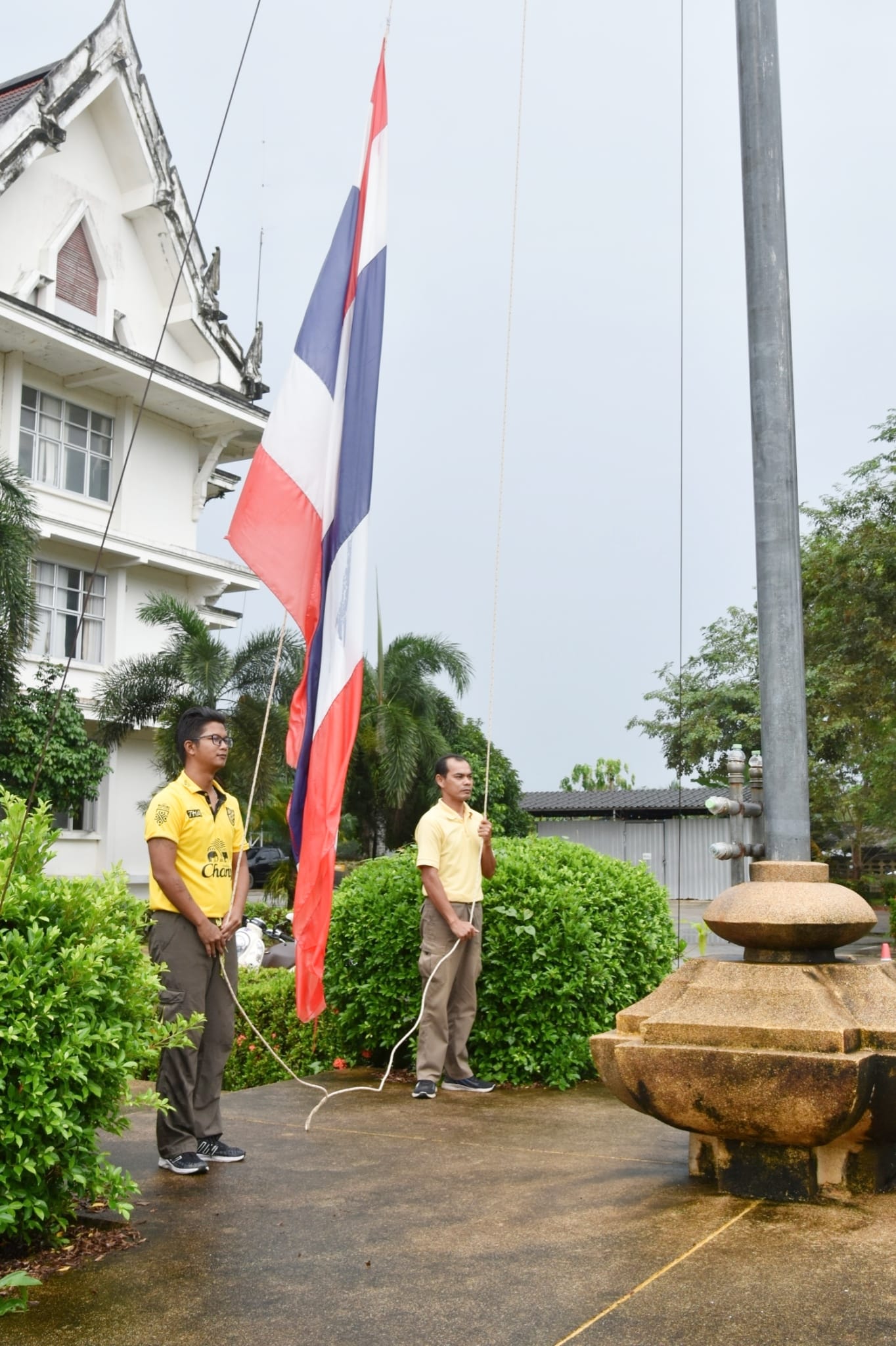 วันจันทร์ ที่ 9 ธันวาคม พ.ศ. 2567 เวลา 08:00 น. ณ สำนักงานเทศบาลตำบลตันหยงมัส โดยมีคณะผู้บริหารข้าราชการ พนักงาน และลูกจ้างเทศบาลตำบลตันหยงมัสร่วมกิจกรรมเข้าแถวเคารพธงชาติทุกวันจันทร์ เพื่อสำนึกคุณ "ชาติ ศาสน์ กษัตริย์" เพื่อความสามัคคีปรองดอง และน้อมรำลึกถึงความสำคัญของสถาบัน ทั้ง 3 สถาบัน และเพื่อให้สถาบันชาติของประเทศไทยอยู่กับคนไทยทุกคน