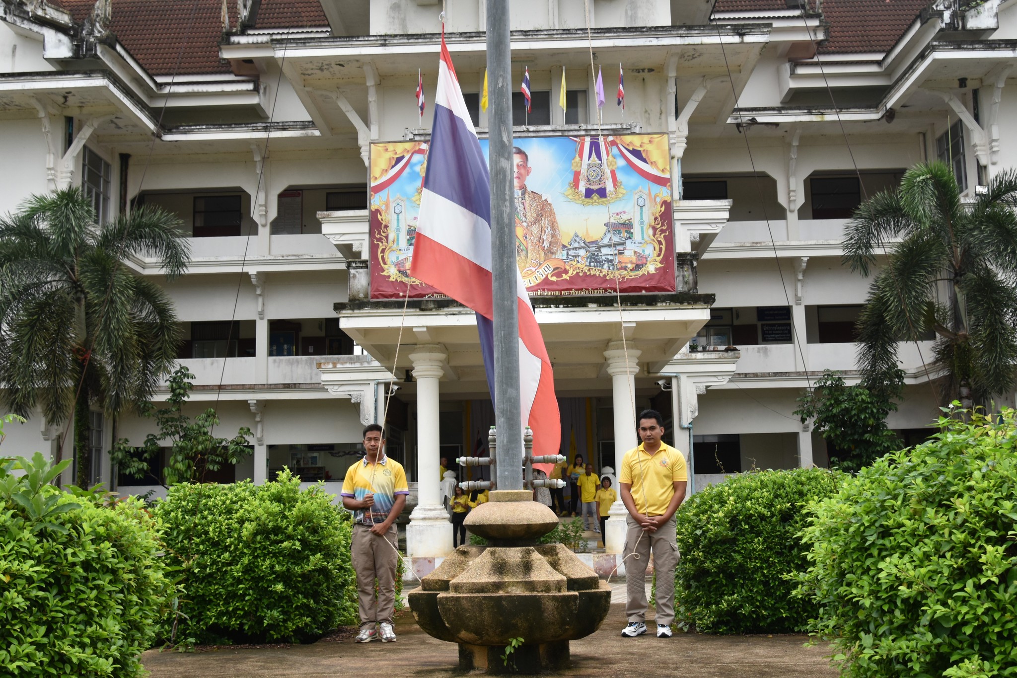 วันจันทร์ ที่ 16 ธันวาคม พ.ศ. 2567 เวลา 08:00 น. ณ สำนักงานเทศบาลตำบลตันหยงมัส โดยมีคณะผู้บริหารข้าราชการ พนักงาน และลูกจ้างเทศบาลตำบลตันหยงมัสร่วมกิจกรรมเข้าแถวเคารพธงชาติทุกวันจันทร์ เพื่อสำนึกคุณ "ชาติ ศาสน์ กษัตริย์" เพื่อความสามัคคีปรองดอง และน้อมรำลึกถึงความสำคัญของสถาบัน ทั้ง 3 สถาบัน และเพื่อให้สถาบันชาติของประเทศไทยอยู่กับคนไทยทุกคน