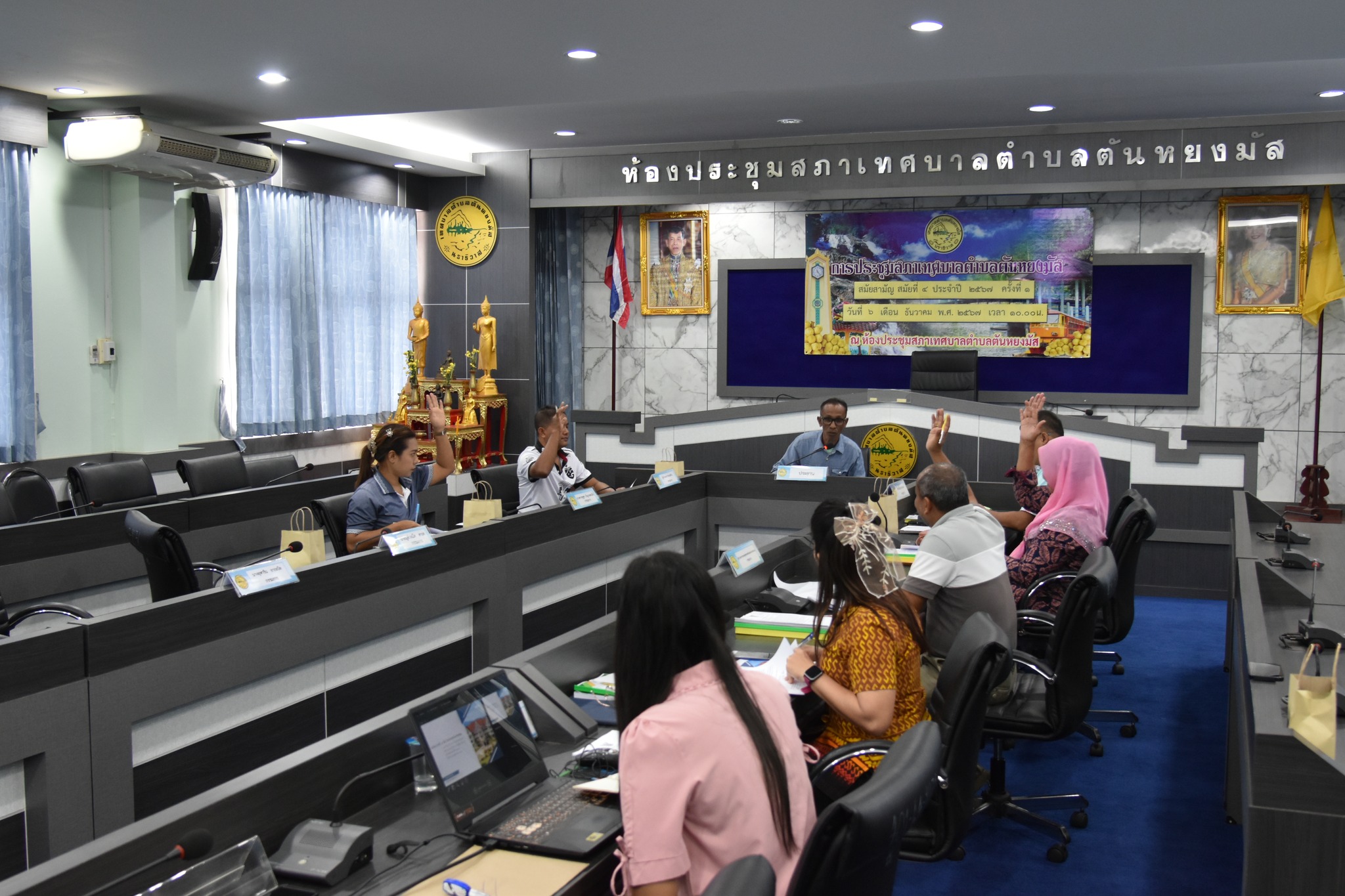 เทศบาลตำบลตันหยงมัส ประชุมคณะกรรมการติดตามและประเมินผลแผนพัฒนาท้องถิ่น เทศบาลฯครั้งที่ 1/2567 ประจำปีงบประมาณ พ.ศ.2567 
วันที่ 17 ธันวาคม 2567 เวลา 10.00 น. กองยุทธศาสตร์และงบประมาณ เทศบาลตำบลตันหยงมัส จัดประชุม คณะกรรมการติดตามและประเมินผลแผนพัฒนาท้องถิ่น เทศบาลตำบลตันหยงมัส เพื่อสรุปผลการติดตามและประเมินผลแผนพัฒนาเทศบาลตำบลตันหยงมัส ประจำปีงบประมาณ พ.ศ.2567 ตามระเบียบกระทรวงมหาดไทย ว่าด้วยการจัดทำแผนพัฒนาองค์กรปกครองส่วนท้องถิ่น โดยที่ประชุมมีการพิจารณาคัดเลือกประธานและเลขานุการคณะกรรมการติดตามและประเมินผลฯ คือ นายมูฮำหมัด ตาเห สมาชิกสภาเทศบาล เป็นประธานคณะกรรมการฯ และนายอำนวย พุทธนุกูล ผู้อำนวยการกองยุทธศาสตร์และงบประมาณ เป็นเลขานุการฯ และ มีคณะกรรมการฯ ที่เข้าร่วมประชุมมในครั้งนี้ ซึ่งประกอบด้วย ผู้แทนสมาชิกสภาเทศบาล ผู้แทนหน่วยงานที่เกี่ยวข้อง ผู้แทนประชาคมท้องถิ่น ผู้แทนหัวหน้าส่วนราชการ ณ ห้องประชุมสภาเทศบาลตำบลตันหยงมัส ชั้น 3 สำนักงานเทศบาลตำบลตันหยงมัส โดยมีการสรุปผลการติดตามและประเมินแผนพัฒนา ประจำปีงบประมาณ พ.ศ.2567 และกำหนดแนวทาง วิธีการในการติดตามประเมินผลแผนพัฒนาท้องถิ่น เทศบาลตำบลตันหยงมัส ประจำปีงบประมาณ พ.ศ.2568
ข่าว : สาเหะศูลฮี สาเหะดอเล๊าะ
ภาพ :สาเหะศูลฮี สาเหะดอเล๊าะ
--------------------------------------------------------------------------
งานประชาสัมพันธ์ กองยุทธศาสตร์และงบประมาณ ติดตามข้อมูลข่าวสารเพิ่มเติม ได้ที่
https://www.tanyongmat.go.th/
https://www.facebook.com/TassabanTanyongmat?mibextid=ZbWKwL