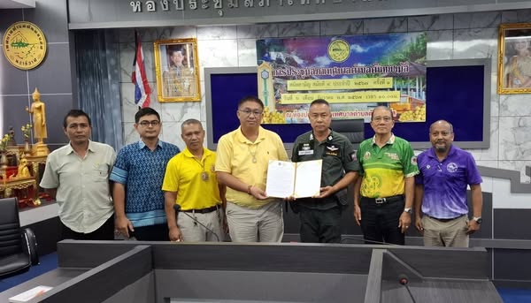 นายกเทศมนตรีฯ ลงนามบันทึกข้อตกลง (MOU) ว่าด้วย ความร่วมมือในการรักษาความสงบเรียบร้อย และรักษาความปลอดภัยของประชาชนในท้องถิ่นและชุมชนระหว่าง สถานีตำรวจภูธรระแงะ และเทศบาลตำบลตันหยงมัส
วันพุธที่ 18 ธันวาคม 2567 เทศบาลตำบลตันหยงมัส นายประเสริฐ แซ่ฮ่อ นายกเทศมนตรีตำบลตันหยงมัส  ทำบันทึกข้อตกลงว่าด้วยความร่วมมือ (MOU) ร่วมกับ พ.ต.อ.อาภากร วิรูปักษ์ (ผู้กำกับสถานีตำรวจภูธรระแงะ) ด้วยสำนักงานตำรวจแห่งชาติได้กำหนดให้สถานีตำรวจในสังกัดจัดทำบันทึกความร่วมมือกับองค์กรปกครองส่วนท้องถิ่น เพื่อการจัดระบบบริหารการปฏิบัติงานด้านป้องกันและปราบปรามการกระทำความผิดทางอาญา          การป้องกันและปราบปรามยาเสพติด การรักษาความสงบเรียบร้อยและความปลอดภัย และการพัฒนาคุณภาพชีวิตของประชาชนในท้องถิ่น ตามระเบียบคณะกรรมการนโยบายตำรวจแห่งชาติ ว่าด้วยหลักเกณฑ์และวิธีการจัดระบบ การบริหารการปฏิบัติงานด้านการป้องกันและปราบปรามการกระทำความผิดทางอาญา การรักษาความสงบเรียบร้อย และการรักษาความปลอดภัยของประชาชนให้เหมาะสมกับความต้องการของแต่ละท้องถิ่นและชุมชน พ.ศ.2559 นั้น โดยมี คณะผู้บริหาร หัวหน้าสำนักปลัดเทศบาล ผู้อำนวยการกอง นิติกร ร่วมเป็นสักขีพยานในการทำบันทึกข้อตกลงว่าด้วยความร่วมมือ (MOU) ดังกล่าว ณ ห้องประชุมสภาเทศบาล ชั้น 3
ข่าว: สาเหะศูลฮี สาเหะดอเล๊าะ
--------------------------------------------------------------------------
งานประชาสัมพันธ์ กองยุทธศาสตร์และงบประมาณ ติดตามข้อมูลข่าวสารเพิ่มเติม ได้ที่
https://www.tanyongmat.go.th/
https://www.facebook.com/TassabanTanyongmat?mibextid=ZbWKwL