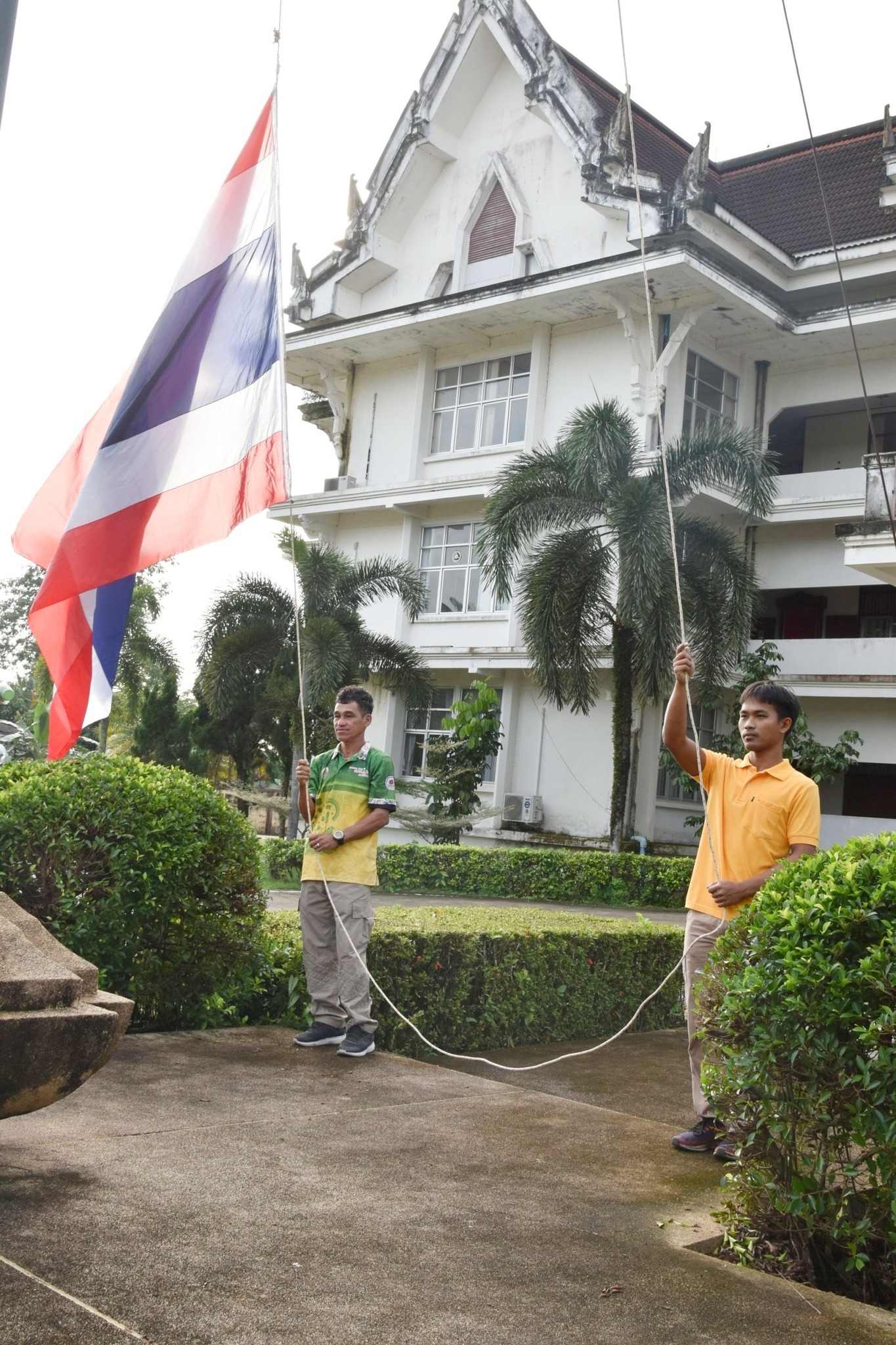 วันจันทร์ ที่ 23 ธันวาคม พ.ศ. 2567 เวลา 08:00 น. ณ สำนักงานเทศบาลตำบลตันหยงมัส โดยมีคณะผู้บริหารข้าราชการ พนักงาน และลูกจ้างเทศบาลตำบลตันหยงมัสร่วมกิจกรรมเข้าแถวเคารพธงชาติทุกวันจันทร์ เพื่อสำนึกคุณ "ชาติ ศาสน์ กษัตริย์" เพื่อความสามัคคีปรองดอง และน้อมรำลึกถึงความสำคัญของสถาบัน ทั้ง 3 สถาบัน และเพื่อให้สถาบันชาติของประเทศไทยอยู่กับคนไทยทุกคน