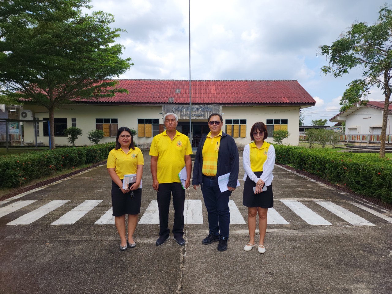 วันจันทร์ ที่ 23 ธันวาคม 2567 เจ้าหน้าที่กองการศึกษา พร้อมคณะทำงานสุ่มตรวจอาหารกลางวันนักเรียนในโรงเรียนเขตเทศบาลและศูนย์พัฒนาเด็กเล็กสังกัดเทศบาลตำบลตันหยงมัส นำโดยนางสาวชฎาภรณ์ ทองอ่อน   ผู้อำนวยการกองการศึกษา มอบหมายให้นายธนพล ตันสุนีย์ ตำแหน่งผู้อำนวยการกองสาธารณสุขและสิ่งแวดล้อม และนายพิชัย จันทร์แก้ว หัวหน้าฝ่ายบริหารงานทั่วไป พร้อมด้วย คณะกรรมการฯ ดังกล่าว ได้ลงสุ่มตรวจติดตามและตรวจการดำเนินงานอาหารกลางวัน ประจำเดือนธันวาคม พ.ศ.2567 ของเด็กนักเรียนในโรงเรียนเขตเทศบาลตำบลตันหยงมัส และศูนย์พัฒนาเด็กเล็กสังกัดเทศบาลตำบลตันหยงมัส ประจำปีงบประมาณ พ.ศ. 2567 ตามมาตรการป้องกันการทุจริตงบประมาณค่าอาหารกลางวันเด็กนักเรียน ซึ่งกรมส่งเสริมการปกครองท้องถิ่นได้แจ้งกำชับเกี่ยวกับมาตรการป้องกันการทุจริตงบประมาณค่าอาหารกลางวันเด็กนักเรียนให้องค์กรปกครองส่วนท้องถิ่นถือปฏิบัติ เพื่อป้องกันผลกระทบต่อภาวะทุพโภชนาการเด็กนักเรียน โดยป้องกันมิให้ผู้ไม่สุจริตอาศัยโอกาสและช่องว่างต่างๆในกระบวนการจัดซื้อจัดจ้างแสวงหาประโยชน์จากงบประมาณค่าอาหารกลางวันเด็กนักเรียน เพื่อเป็นการป้องกันไม่ให้เกิดปัญหาดังกล่าวและเพื่อเป็นการกำหนดมาตรการทุจริตงบประมาณค่าอาหารกลางวันเด็กนักเรียน โดยมีกำหนดการ ดังนี้
🟡เวลา 10:30 - 11:00 น. ออกตรวจ ศูนย์พัฒนาเด็กเล็กเทศบาลตำบลตันหยงมัส 
เพื่อเป็นการป้องกัน ไม่ให้เกิดปัญหาดังกล่าว จังหวัดกำชับให้องค์กรปกครองส่วนท้องถิ่น
ที่มีสถานศึกษาในสังกัดดำเนินการ ดังนี้
➡️1.ตรวจสอบการปิดประกาศรายการอาหารและจำนวนอาหารสำคัญที่ใช้ประกอบอาหารปริมาณ,วัตถุดิบ
➡️2. ตรวจสอบการบริหารจัดการโครงการอาหารกลางวัน
➡️3. ตรวจสอบเอกสารการจัดซื้อจัดจ้าง และสัญญาการจ้างแม่ครัว/ผู้ประกอบการ
➡️4. ตรวจสอบด้านปริมาณ และคุณภาพอาหารกลางวันโรงเรียนตามหลักโภชนาการ ให้เหมาะสมกับราคาที่ได้รับการอุดหนุนไป
➡️5. ตรวจสอบการจัดการอาหารกลางวันตามระบบแนะนำสำรับอาหารกลางวัน สำหรับโรงเรียนอัตโนมัติ (Thai School lunch:TSL)
ข่าว: สาเหะศูลฮี สาเหะดอเล๊าะ
ภาพ: สาเหะศูลฮี สาเหะดอเล๊าะ
--------------------------------------------------------------------------
งานประชาสัมพันธ์ กองยุทธศาสตร์และงบประมาณ ติดตามข้อมูลข่าวสารเพิ่มเติม ได้ที่👇👇
https://www.tanyongm at.go.th/
https://www.facebook.com/TassabanTanyongmat?mibextid=ZbWKwL