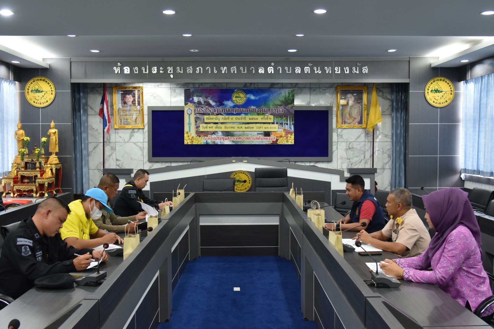การประชุมซักซ้อมแผนการรักษาความปลอดภัยในโครงการอนุรักษ์ และสืบสานประเพณี วันขึ้นปีใหม่ ประจำปี พ.ศ. 2568 ณ ห้องประชุมสภาเทศบาลตำบลตันหยงมัส โดยเทศบาลตำบลตันหยงมัส จะมีการจัดพิธีทำบุญตักบาตร โครงการอนุรักษ์และสืบสานประเพณีวันขึ้นปีใหม่ ประจำปี พ.ศ. 2568 ในวันที่ 1 มกราคม พ.ศ. 2568 ณ วงเวียนลองกอง (หน้าสถานีรถไฟตันหยงมัส) ตำบลตันหยงมัส อำเภอระแงะ จังหวัดนราธิวาส     
                                                                                                วันศุกร์ ที่ 27 เดือน ธันวาคม พ.ศ. 2567 เวลา 10.00 น.                                                                                                    นำโดย นายธานินทร์ สุวรรณมณี หัวหน้าฝ่ายปกครอง นางสาวดารุณี เจ๊ะสาและ เจ้าหนักงานเทศกิจปฏิบัติงาน และหน่วยงานที่เกี่ยวข้องเข้า ร่วมประชุมเพื่อหารือแนวทางการดำเนินการป้องกันรักษาความปลอดภัย ช่วงเทศกาล ปีใหม่ 2568 ดังนี้ ได้แก่ อำเภอระแงะ สถานีตำรวจภูธรระแงะ หน่วยเฉพาะกิจกรมทหารพรานที่ 45 และผู้ช่วยผู้ใหญ่บ้านหมู่ที่ 7 ซึ่งได้มีการวางแผนเพื่อความปลอดภัยของพี่น้องประชาชนชาวตำบลตันหยงมัส ที่ร่วมพิธีทำบุญตักบาตร โครงการอนุรักษ์และสืบสานประเพณีวันขึ้นปีใหม่ ประจำปี พ.ศ. 2568 ที่จะจัดขึ้นในวันที่ 1 มกราคม พ.ศ. 2568 ณ วงเวียนลองกอง (หน้าสถานีรถไฟตันหยงมัส) ตำบลตันหยงมัส อำเภอระแงะ จังหวัดนราธิวาส