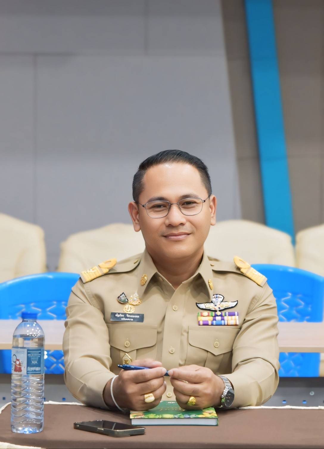 เทศบาลตำบลตันหยงมัส ร่วมแสดงความยินดีและเดินทางไปส่ง ปลัดเทศบาลตำบลตันหยงมัส ในโอกาสไปดำรงตำแหน่งใหม่ที่สูงขึ้น ณ เทศบาลนครยะลา อำเภอเมือง จังหวัดยะลา

วันนี้ 2 มกราคม พ.ศ.2568 เทศบาลตำบลตันหยงมัส โดยนายประเสริฐ แซ่ฮ่อ นายกเทศมนตรีตำบลตันหยงมัส พร้อมด้วยคณะผู้บริหาร หัวหน้าส่วนราชการ และพนักงานเทศบาลตำบลตันหยงมัส ร่วมแสดงความยินดีและเดินทางไปส่ง นายณัฐภัทร จิตนะมงคล ปลัดเทศบาลตำบลตันหยงมัส ในโอกาสไปดำรงตำแหน่งใหม่ที่สูงขึ้น ตำแหน่งปลัดเทศบาล (นักบริหารงานท้องถิ่นระดับสูง) เทศบาลนครยะลา อำเภอเมือง จังหวัดยะลา โดยมีนายพงษ์ศักดิ์ ยิ่งชนม์เจริญ นายกเทศมนตรีนครยะลา พร้อมด้วยคณะผู้บริหาร หัวหน้าส่วนราชการ และพนักงานเทศบาลนครยะลา ร่วมให้การต้อนรับ พร้อมมอบของที่ระลึก และถ่ายภาพร่วมกัน ณ หอประชุมศูนย์เยาวชน เทศบาลนครยะลา