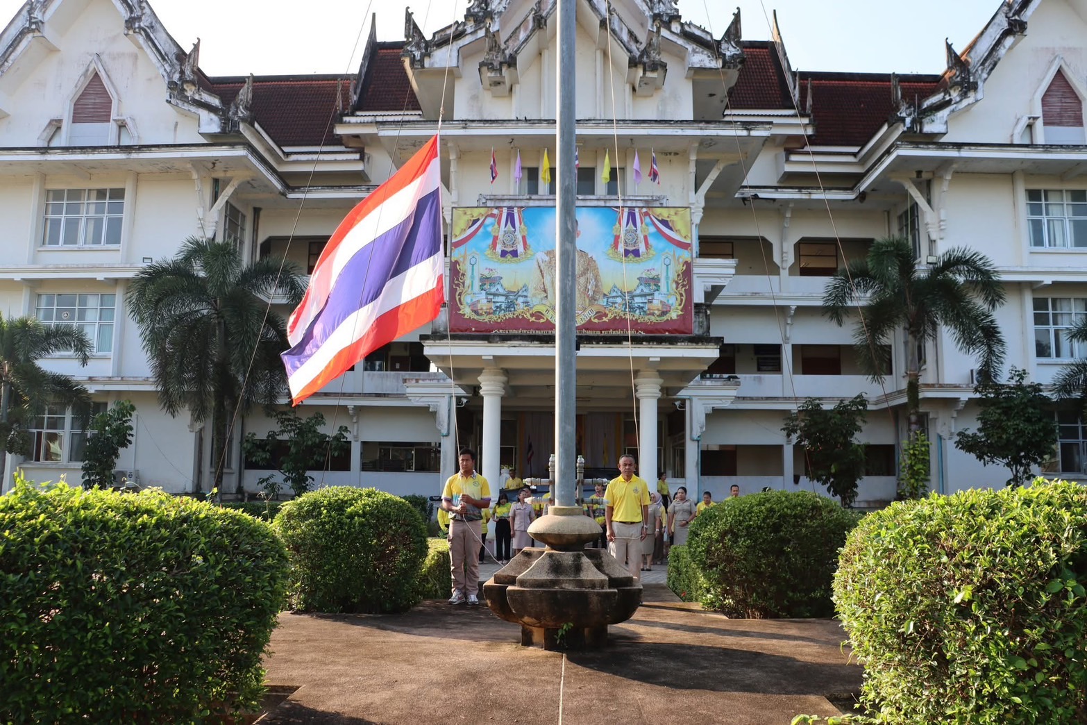 วันจันทร์ ที่ 6 มกราคม พ.ศ. 2568 เวลา 08:00 น. ณ สำนักงานเทศบาลตำบลตันหยงมัส โดยมีคณะผู้บริหารข้าราชการ พนักงาน และลูกจ้างเทศบาลตำบลตันหยงมัสร่วมกิจกรรมเข้าแถวเคารพธงชาติทุกวันจันทร์ เพื่อสำนึกคุณ "ชาติ ศาสน์ กษัตริย์" เพื่อความสามัคคีปรองดอง และน้อมรำลึกถึงความสำคัญของสถาบัน ทั้ง 3 สถาบัน และเพื่อให้สถาบันชาติของประเทศไทยอยู่กับคนไทยทุกคน