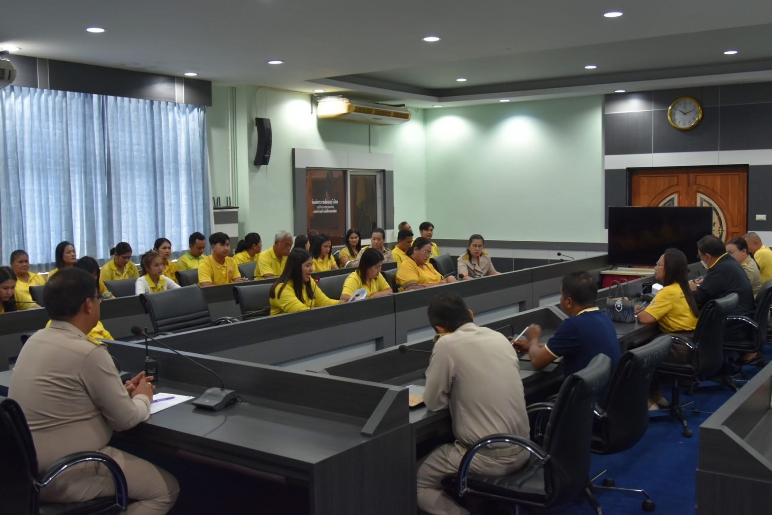 การประชุมซักซ้อมการจัดงานโครงการวันเด็กแห่งชาติ ประจำปี พ.ศ. 2568 ณ ห้องประชุมสภาเทศบาลตำบลตันหยงมัส (ชั้น 3) โดยเทศบาลตำบลตันหยงมัส จะมีการจัดงานโครการวันเด็กแห่งชาติ ประจำปี พ.ศ. 2568 ในวันที่ 11 มกราคม พ.ศ. 2568 ณ อาคารอเนกประสงค์จิตมงคล (สำนักงานเทศบาลตำบลตันหยงมัส) ตำบลตันหยงมัส อำเภอระแงะ จังหวัดนราธิวาส     
                                                                                                                                                                                         วันจันทร์ ที่ 6 เดือน มกราคม พ.ศ. 2567 เวลา 10.00 น. นำโดย นายประเสริฐ แซ่ฮ่อ นายกเทศมนตรีตำบลตันหยงมัส พร้อมคณะผู้บริหาร หัวหน้าราชการ และพนักงานเทศบาลตำบลตันหยงมัส ร่วมประชุมเพื่อหารือแนวทางการดำเนินงานแบ่งหน้าที่ให้แต่ละกองแต่ละฝ่ายรับผิดชอบ และเตรียมความพร้อมในการจัด โครงการวันเด็กแห่งชาติ ประจำปี พ.ศ. 2568 ที่จะจัดขึ้นในวันที่ 11 มกราคม พ.ศ. 2568 ณ อาคารอเนกประสงค์จิตมงคล (สำนักงานเทศบาลตำบลตันหยงมัส) ตำบลตันหยงมัส อำเภอระแงะ จังหวัดนราธิวาส
