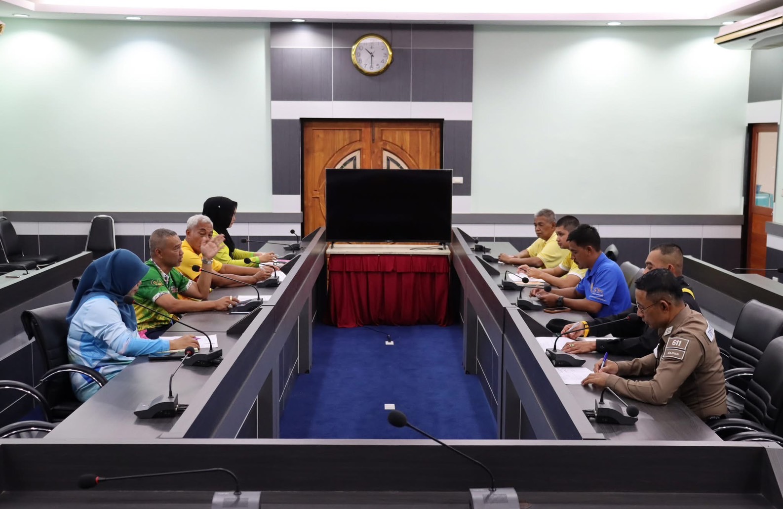 การประชุมซักซ้อมการรักษาความปลอดภัยในโครงการวันเด็กแห่งชาติ ประจำปี พ.ศ.2568 ณ ห้องประชุมสภาเทศบาลตำบลตันหยงมัส โดยเทศบาลตำบลตันหยงมัส จะมีการจัดกิจกรรมโครงการวันเด็กแห่งชาติ ประจำปี พ.ศ.2568 

วันพุธ ที่ 8 มกราคม 2568 เวลา 10.00 น. ณ ห้องประชุมสภาเทศบาลตำบลตันหยงมัส ชั้น 3 นำโดย นายธานินทร์ สุวรรณมณี หัวหน้าฝ่ายปกครอง พร้อมด้วยนางสาว ดารุณี เจ๊ะสาและ เจ้าพนักงานเทศกิจปฏิบัติงาน              และหน่วยงานที่เกี่ยวข้องเข้าร่วมประชุมเพื่อหารือแนวทางการดำเนินการป้องกันรักษาความปลอดภัย ช่วงจัดกิจกรรมโครงการวันเด็กแห่งชาติ ได้แก่ อำเภอระแงะ สถานีตำรวจภูธรระแงะ หน่วยเฉพาะกิจกรมทหารพราน     ที่ 45 และผู้ช่วยผู้ใหญ่บ้านหมู่ที่ 7 ซึ่งได้มีการวางแผนเพื่อความปลอดภัยของพี่น้องประชาชนชาวตำบลตันหยงมัส ที่เข้าร่วมกิจกรรมโครงการวันเด็กแห่งชาติ ประจำปี พ.ศ.2568 ที่จะจัดขึ้นในวันเสาร์ที่ 11 มกราคม 2568 ณ อาคารอเนกประสงค์ (จิตมงคล) เทศบาลตำบลตันหยงมัส อำเภอระแงะ จังหวัดนราธิวาส