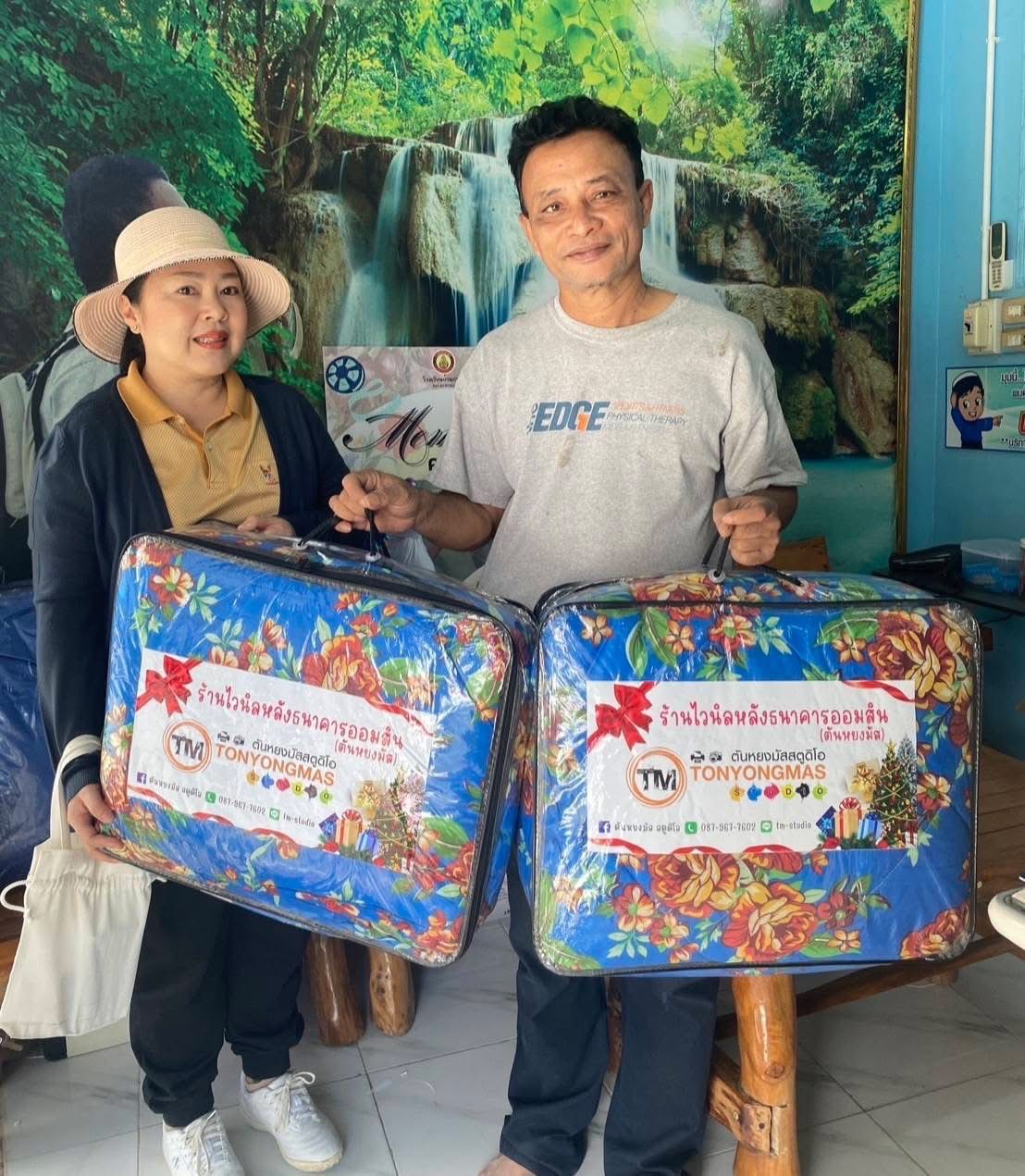 เมื่อช่วงเช้าของวันพุธ ที่ 8 มกราคม 2568 เทศบาลตำบลตันหยงมัส โดยมีเจ้าหน้าที่เทศบาลตำบลตันหยงมัส ออกเก็บของขวัญวันเด็กจากผู้ใหญ่ใจดีในพื้นที่เทศบาลตำบลตันหยงมัส โดยได้รับการสนับสนุนของขวัญ ของรางวัลจากชาวบ้าน ห้างร้าน บริษัท ร้านค้า พ่อค้าแม่ขาย และประชาชนทั่วไปเป็นจำนวนมากที่มองเห็นและให้ความสำคัญช่วยกันส่งเสริมสนับสนุนของขวัญ ของรางวัลให้แก่เด็ก ๆ ในวันเด็กปีนี้ เพื่อให้เด็ก ๆ ได้มีขวัญกำลังใจ  ไม่ว่าจะเป็น ของใช้ ของเล่น ของกิน ขนม รวมไปถึงรถจักรยาน และเงินสนับสนุนที่มาจากท่านผู้ใหญ่ใจดีเป็นจำนวนมาก ทางเทศบาลตำบลตันหยงมัส จึงขอเป็นตัวแทนเด็ก ๆ ในการขอขอบคุณผู้ใหญ่ใจดีทุกท่านที่มีส่วนร่วมในการสนับสนุนในครั้งนี้ และขอเรียนเชิญผู้ปกครอง น้อง ๆ หนู ๆ มาร่วมงานวันเด็กของเทศบาลตำบลตันหยงมัส ในวันเสาร์ ที่ 11 มกราคม 2568 ณ อาคารอเนกประสงค์ (จิตมงคล) เทศบาลตำบลตันหยงมัส ตั้งแต่เวลา 07:30 น. เป็นต้นไป