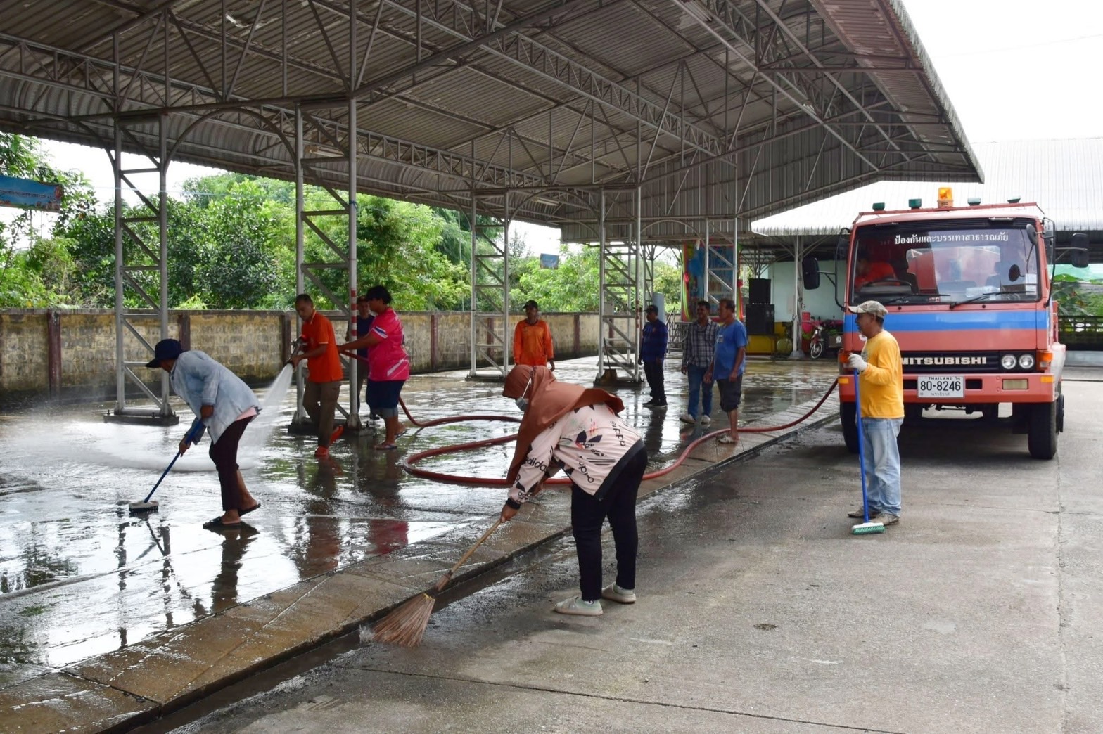 เทศบาลตำบลตันหยงมัสดำเนินการฉีดล้างทำความสะอาด พื้นที่บริเวณลานจอดรถข้างอาคารอเนกประสงค์ (จิตมงคล) เทศบาลตำบลตันหยงมัส ตำบลตันหยงมัส อำเภอระแงะ จังหวัดนราธิวาส เพื่อเตรียมความพร้อมจัดโครงการวันเด็กแห่งชาติ ประจำปี พ.ศ. 2568

วันพฤหัสบดี ที่ 11 เดือน มกราคม พ.ศ. 2568 นายประเสริฐ แซ่ฮ่อ นายกเทศมนตรีตำบลตันหยงมัส มอบหมายนายธนพล ตันสุนีย์ ผู้อำนวยการกองสาธารณสุขและสิ่งแวดล้อม พร้อมเจ้าหน้าที่กองสาธารณสุขและสิ่งแวดล้อม และเจ้าหน้าที่งานป้องกันและบรรเทาสาธารณภัย สำนักปลัดเทศบาล ดำเนินการดูแลและรักษาทำความสะอาด พื้นที่บริเวณลานจอดรถข้างอาคารอเนกประสงค์(จิตมงคล)  เทศบาลตำบลตันหยงมัส โดยการเก็บกวาด ฉีดล้างทำความสะอาด และปรับปรุงภูมิทัศน์ เพื่อให้มีความพร้อมของสถานที่จัดโครงการวันเด็กแห่งชาติ ประจำปี พ.ศ. 2568 ในวันเสาร์ ที่ 11 เดือน มกราคม 2568