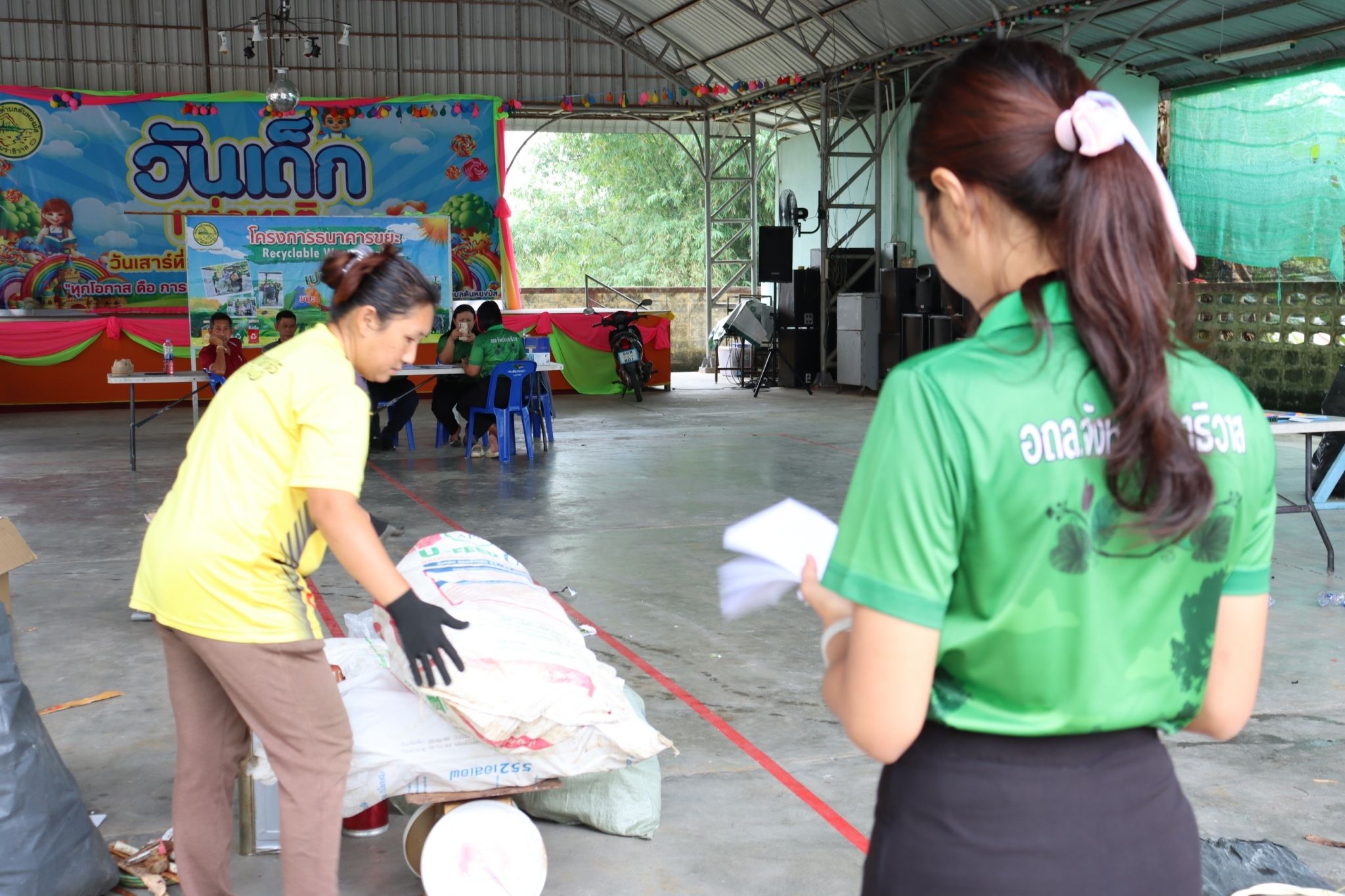 วันพฤหัสบดี ที่ 23 เดือน มกราคม พ.ศ. 2567
กองสาธารณสุขและสิ่งแวดล้อม เทศบาลตำบลตันหยงมัสร่วมกับอาสาสมัครท้องถิ่นรักษ์โลก (อถล.) และอาสาสมัครสาธารณสุขประจำหมู่บ้าน (อสม.) ทั้ง 7 ชุมชน ร่วมดำเนินการจัดงาน " MOI Waste Bank Week - มหาดไทย ปักธงประกาศความสำเร็จ 1 องค์กรปกครองส่วนท้องถิ่น 1 ธนาคารขยะ" โดยดำเนินการจัดให้มีกิจกรรมการซื้อขายขยะริไซเคิลของธนาคารขยะ เชิญชวนหน่วยงานรัฐ หน่วยงานเอกชน และประชาชนในพื้นที่เขตเทศบาลตำบลตันหยงมัส พร้อมใจกันนำขยะรีไซเคิล ได้แก่ พลาสติก แก้ว กระดาษ มาซื้อ-ขาย กันที่ ณ อาคารอเนกประสงค์ สำนักงานเทศบาลตำบลตันหยงมัส  “ร่วมกันลดขยะที่ต้นทาง” “คัดแยกก่อนทิ้ง”
#MOIWASTEBANKWEEK #MOIWASTESEGREGATION #MOIACTIONISM #SDGLOCALIZATION