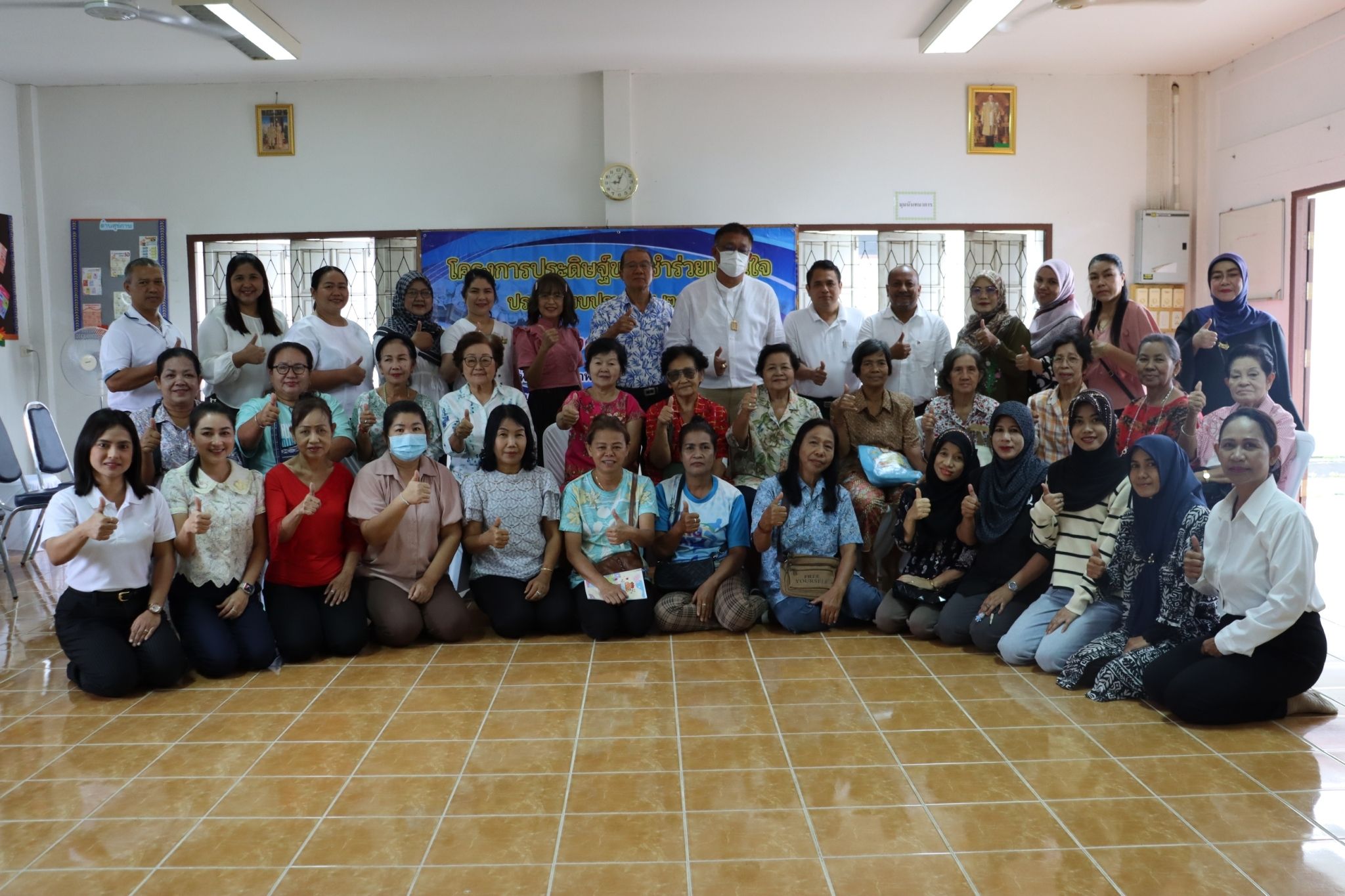 โครงการฝึกอบรมอาชีพให้แก่กลุ่มผู้สูงอายุ กลุ่มสตรี คนว่างงาน และประชาชนทั่วไป "กิจกรรมประดิษฐ์ของชำร่วยแทนใจ ประจำปีงบประมาณ พ.ศ. 2568"
วันศุกร์ ที่ 24 มกราคม พ.ศ. 2568 เวลา 09.00 น. ที่ศูนย์พัฒนาคุณภาพชีวิตและส่งเสริมอาชีพผู้สูงอายุ เทศบาลตำบลตันหยงมัส กองสวัสดิการสังคม เทศบาลตำบลตันหยงมัส ได้จัดโครงการฝึกอบรมอาชีพให้แก่สตรี คนพิการ คนว่างงาน และประชาชนทั่วไป "กิจกรรมประดิษฐ์ของชำร่วยแทนใจ ประจำปีงบประมาณ พ.ศ. 2568" นำโดยนายประเสริฐ แซ่ฮ่อ นายกเทศมนตรีตำบลตันหยงมัส เป็นประธานในพิธีเปิด พร้อมด้วยนายนพพร จันทร์แก้ว รองปลัดเทศบาลรักษาราชการแทนปลัดเทศบาลตำบลตันหยงมัส กล่าวรายงาน มีคณะผู้บริหาร หัวหน้าส่วนราชการ พนักงานเทศบาลตำบลตันหยงมัส กลุ่มผู้สูงอายุ กลุ่มสตรี และประชาชนทั่วไป จำนวน 30 คน เข้าร่วมในโครงการดังกล่าว
โครงการครั้งนี้จัดขึ้น เพื่อให้ประชาชนมีอาชีพเสริม เสริมสร้างการมีส่วนร่วม การอยู่ร่วมกันพร้อมกับเสริมสร้างคุณภาพชีวิต ของประชาชนทั่วไปในทุกประเภทให้มีประสิทธิภาพที่ดีอยู่ร่วมกับสังคมได้อย่างมีความสุขต่อไป