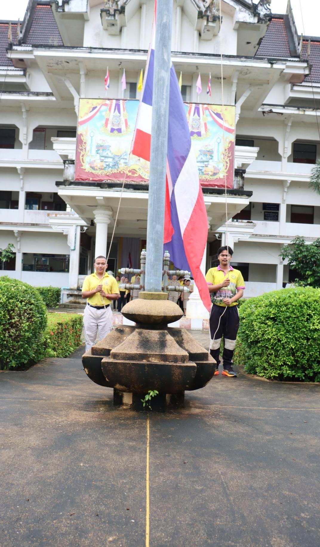 วันจันทร์ ที่ 27 มกราคม พ.ศ. 2568 เวลา 08:00 น. ณ สำนักงานเทศบาลตำบลตันหยงมัส โดยมีคณะผู้บริหารข้าราชการ พนักงาน และลูกจ้างเทศบาลตำบลตันหยงมัสร่วมกิจกรรมเข้าแถวเคารพธงชาติทุกวันจันทร์ เพื่อสำนึกคุณ "ชาติ ศาสน์ กษัตริย์" เพื่อความสามัคคีปรองดอง และน้อมรำลึกถึงความสำคัญของสถาบัน ทั้ง 3 สถาบัน และเพื่อให้สถาบันชาติของประเทศไทยอยู่กับคนไทยทุกคน