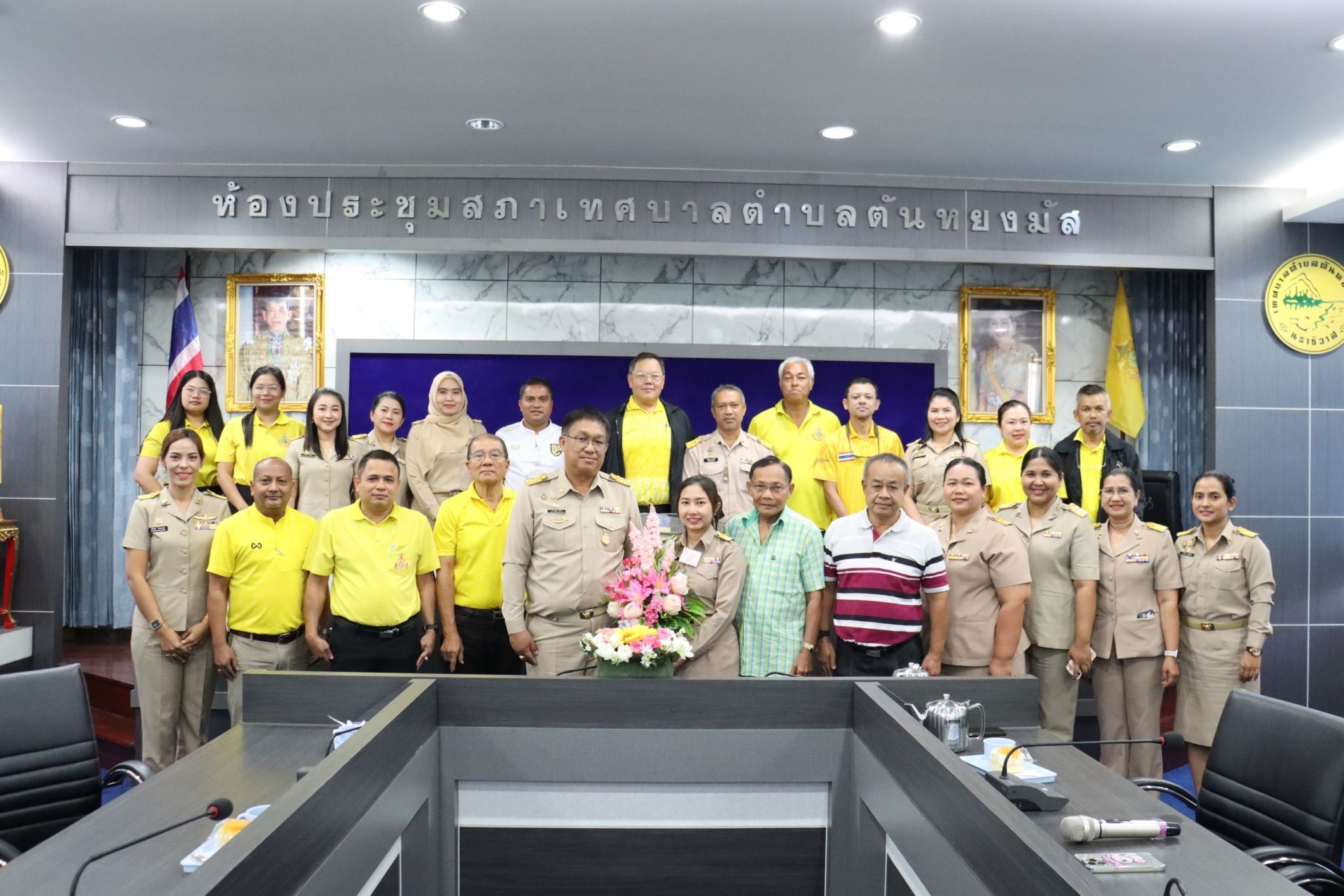 วันจันทร์ ที่ 3 กุมภาพันธ์ พ.ศ. 2568 เวลา 10.00 น. เทศบาลตำบลตันหยงมัส นำโดย นายประเสริฐ แซ่ฮ่อ นายกเทศมนตรีตำบลตันหยงมัส พร้อมคณะผู้บริหาร ,ประธานสภาเทศบาล, หัวหน้าส่วนราชการ  และพนักงานกองยุทธศาสตร์และงบประมาณ เทศบาลตำบลตันหยงมัส ร่วมให้การต้อนรับ นางสาวภาวินี เทพกำเนิด ตำแหน่ง นักวิเคราะห์นโยบายและแผนระดับปฏิบัติการ  ซึ่งโอนย้ายมา จากสำนักนโยบายและแผนการศึกษาขั้นพื้นฐาน สำนักงานคณะกรรมการการศึกษาขั้นพื้นฐาน กระทรวงศึกษาธิการ มาดำรงตำแหน่งนักวิเคราะห์นโยบายและแผนระดับปฏิบัติการ เทศบาลตำบลตันหยงมัส โดยมีว่าที่ร้อยตรี นริศ ฤกษ์ดี อดีตท่านนายอำเภอเกาะยาว จังหวัดพังงา ปัจจุบันท่านได้ดำรงตำแหน่งเป็นกรรมการผู้ทรงคุณวุฒิในคณะกรรมการพนักงาน เทศบาลจังหวัดนราธิวาส และครอบครัว ได้มาร่วมส่งและแสดงความยินดี กับนักวิเคราะห์นโยบายและแผนระดับปฏิบัติการ อีกด้วย
ณ ห้องประชุมสภาเทศบาลบาลตำบลตันหยงมัส (ชั้น 3) เทศบาลตำบลตันหยงมัส