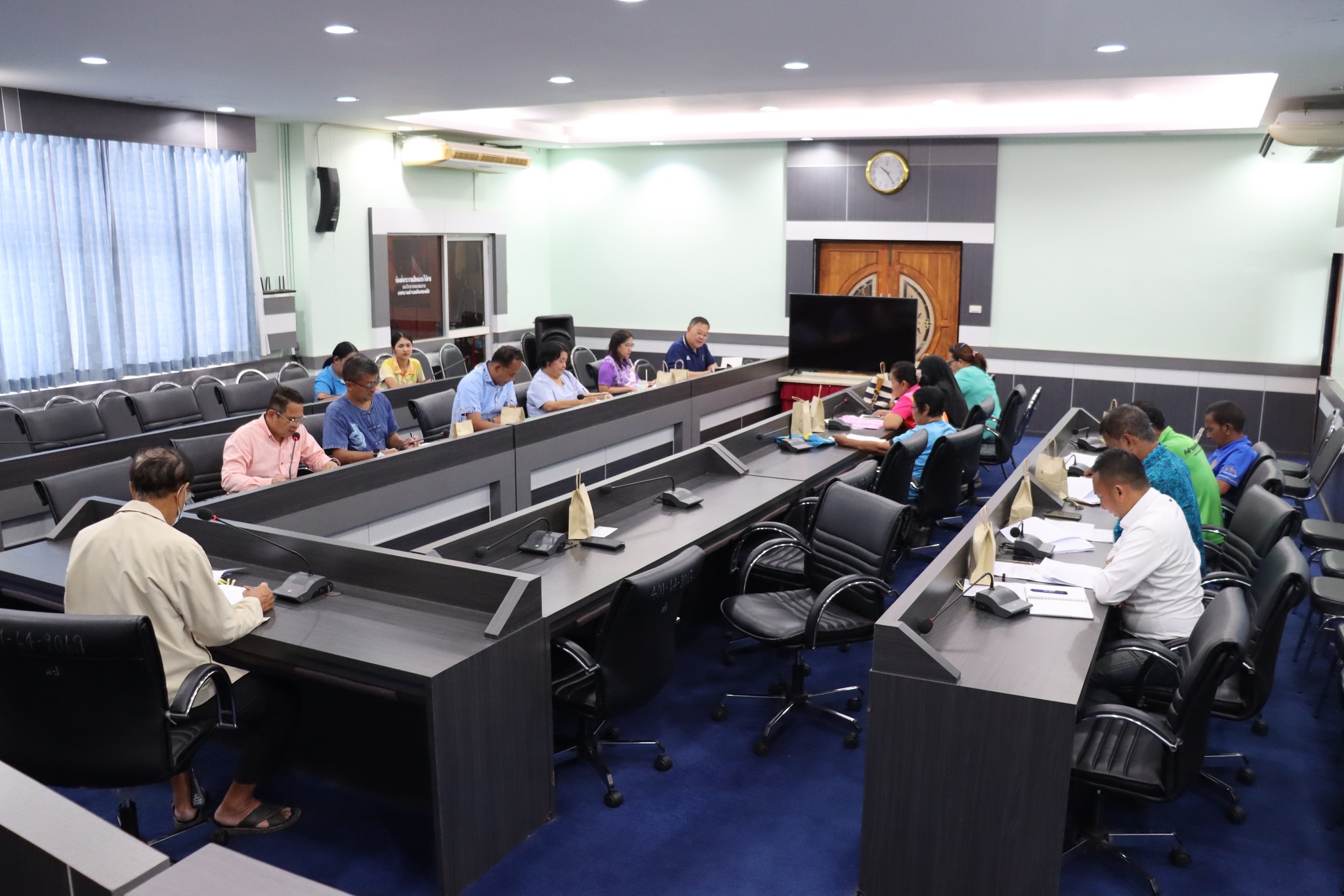 การประชุมคณะกรรมการกองทุนหลักประกันสุขภาพเทศบาลตำบลตันหยงมัส ครั้งที่ 1/2568
เวลา 10.00 น. วันที่ 14 กุมภาพันธ์ พ.ศ.2568 ณ ห้องประชุมสภาเทศบาลตำบลตันหยงมัส ชั้น 3 กองสาธารณสุขและสิ่งแวดล้อม ดำเนินการประชุมคณะกรรมการกองทุนหลักประกันสุขภาพเทศบาลตำบลตันหยงมัส             ครั้งที่ 1/2568 นายประเสริฐ แซ่ฮ่อ นายกเทศมนตรีตำบลตันหยงมัส มอบหมายให้นายสุพล โชติการ ผู้ทรงคุณวุฒิ เป็นประธานคณะกรรมการกองทุนหลักประกันสุขภาพเทศบาลตำบลตันหยงมัส พร้อมด้วยนายนพพร จันทร์แก้ว รองปลัดเทศบาล ,นายธนพล ตันสุนีย์ ผู้อำนวยการกองสาธารณสุขและสิ่งแวดล้อม, นางลำยอง ธรรมประณีต ผู้อำนวยการกองคลัง ,นางสาวสุขชัญญา ช่อเขียว เจ้าพนักงานธุรการชำนาญงาน ท้องถิ่นอำเภอระแงะ,ผู้ทรงคุณวุฒิ,สมาชิกสภาเทศบาล,สาธารณสุขอำเภอระแงะ,อาสาสมัครสาธารณสุขฯ,ศูนย์การศึกษาประจำมัสยิดตันหยงมัส และผู้แทนหมู่บ้าน เข้าร่วมในการประชุม เพื่อพิจารณาอนุมัติแผนงาน/โครงการเทศบาลตำบลตันหยงมัส ประจำปีงบประมาณ 2568-2570 (เพิ่มเติมครั้งที่ 1/2568) และพิจารณาหลักเกณฑ์และวิธีการขอรับเงินสนับสนุนงบประมาณจากกองทุนหลักประกันสุขภาพเทศบาลตำบลตันหยงมัส
📌📌สำหรับการประชุมครั้งนี้ ประกอบด้วย การรับรองรายงานประชุมคณะกรรมการกองทุนฯ ครั้งที่ 1/2568
เรื่องที่เสนอให้ที่ประชุมพิจารณา
 🔴ระเบียบวาระที่ 2 เรื่องรับรองรายงานการประชุม
-รับรองรายงานการประชุมคณะกรรมการกองทุนฯครั้งที่ 4/2567
🔴ระเบียบวาระที่ 3 เรื่องเสนอให้ที่ประชุมทราบ
*รายงานการเงินกองทุนหลักประกันสุขภาพเทศบาลตำบลตันหยงมัส
-รายงานการรับ -จ่ายและเงินคงเหลือ ประจำไตรมาส 1 
-รายงานการรับ -จ่ายและเงินคงเหลือ ประจำเดือนมกราคม 2568
*รายงานสรุปผลการดำเนินงานโครงการประจำปี 2567
🔴ระเบียบวาระที่ 4 เรื่องที่เสนอให้ที่ประชุมพิจารณา
-พิจารณาอนุมัติแผนงาน/โครงการ กองทุนหลักประกันสุขภาพ เทศบาลตำบลตันหยงมัส ประจำปีงบประมาณ 2568-2570 (เพิ่มเติมครั้งที่ 1/2568)
-พิจารณาหลักเกณฑ์และวิธีการขอรับเงินสนับสนุนงบประมาณจากกองทุนหลักประกันสุขภาพเทศบาลตำบลตันหยงมัส 
🔴และระเบียบวาระที่ 5 เรื่องอื่นๆ
--------------------------------------------------------------------------
งานประชาสัมพันธ์ กองยุทธศาสตร์และงบประมาณ ติดตามข้อมูลข่าวสารเพิ่มเติม ได้ที่ 
https://www.tanyongm at.go.th/
https://www.facebook.com/TassabanTanyongmat?mibextid=ZbWK