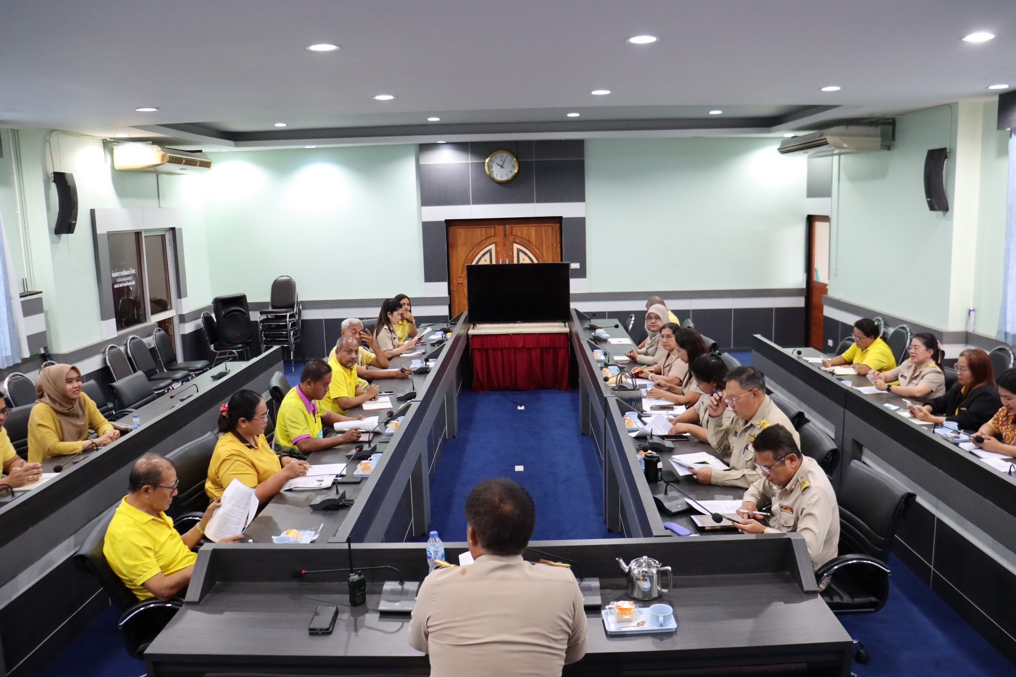 วันจันทร์ ที่ 17 ตุลาคม 2568 เวลา 10.00 น. ประชุมหัวหน้าส่วนราชการของเทศบาลตำบลตันหยงมัส ณ ห้องประชุมสภาเทศบาลตำบลตันหยงมัส นายประเสริฐ แซ่ฮ่อ นายกเทศมนตรีตำบลตันหยงมัส พร้อมคณะผู้บริหาร ปลัดเทศบาล และหัวหน้าส่วนราชการเทศบาลตำบลตันหยงมัส ร่วมประชุมหัวหน้าส่วน และรายงานเรื่องใหม่ๆ ดังนี้ 
- เรื่อง ที่ประธานแจ้งให้ที่ประชุมทราบ 
- เรื่อง รับรองรายงานการประชุมครั้งที่ผ่านมา การติดตาม 
- สำนักปลัดเทศบาล - กองยุทธศาสตร์และงบประมาณ - กองการศึกษา - กองช่าง - กองสาธารสุขและสิ่งแวดล้อม - กองคลัง - กองสวัสดิการสังคม และ เรื่อง อื่นๆ เพื่อแจ้งข้อราชการที่สำคัญ ติดตามความก้าวหน้าของ             ผลการดำเนินงานตลอดจนการวางแผน และกำหนดนโยบายการปฏิบัติงาน เพื่อให้การดำเนินงานเป็นไปด้วย   ความเรียบร้อย และดำเนินงานปรับปรุงภารกิจเร่งด่วนของเทศบาลในทุกส่วนงาน ทั้งนี้ ประชุมได้แจ้งปัญหา      และอุปสรรคที่เกิดขึ้นพร้อมร่วมเสนอแนะในการแก้ไขปัญหาเพื่อให้เกิดประโยชน์ต่อประชาชนสูงสุด