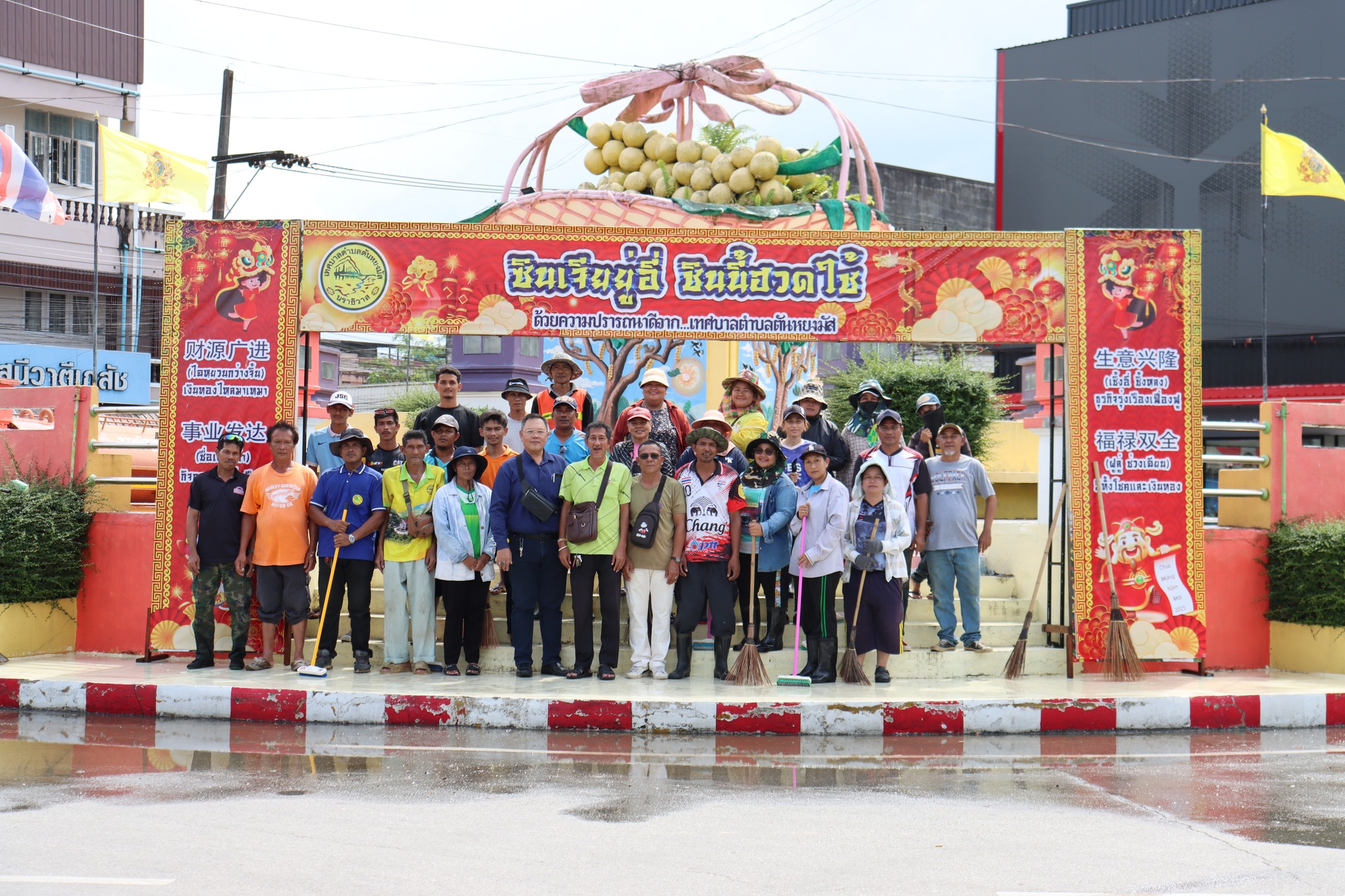 วันพุธ ที่ 19 กุมภาพันธ์ พ.ศ.2568 เวลา 13.00 น. นายประเสริฐ แซ่ฮ่อ นายกเทศมนตรีตำบลตันหยงมัส มอบหมายให้ นายธนพล ตันสุนีย์ ผู้อำนวยการกองสาธารณสุขและสิ่งแวดล้อม พร้อมด้วยพนักงานกองสาธารณสุขและสิ่งแวดล้อม และเจ้าหน้าที่งานป้องกันและบรรเทาสาธารณภัยเทศบาลตำบลตันหยงมัส ร่วมพัฒนาทำความสะอาด กวาดขยะ และนำรถบรรทุกน้ำฉีดล้างทำความสะอาดรอบบริเวณวงเวียนลองกอง เพื่อเป็นการปรับปรุงภูมิทัศน์และเพื่อความสะอาดของ ณ บริเวณวงเวียนลองกอง(ตันหยงมัส) อำเภอระแงะ จังหวัดนราธิวาส
