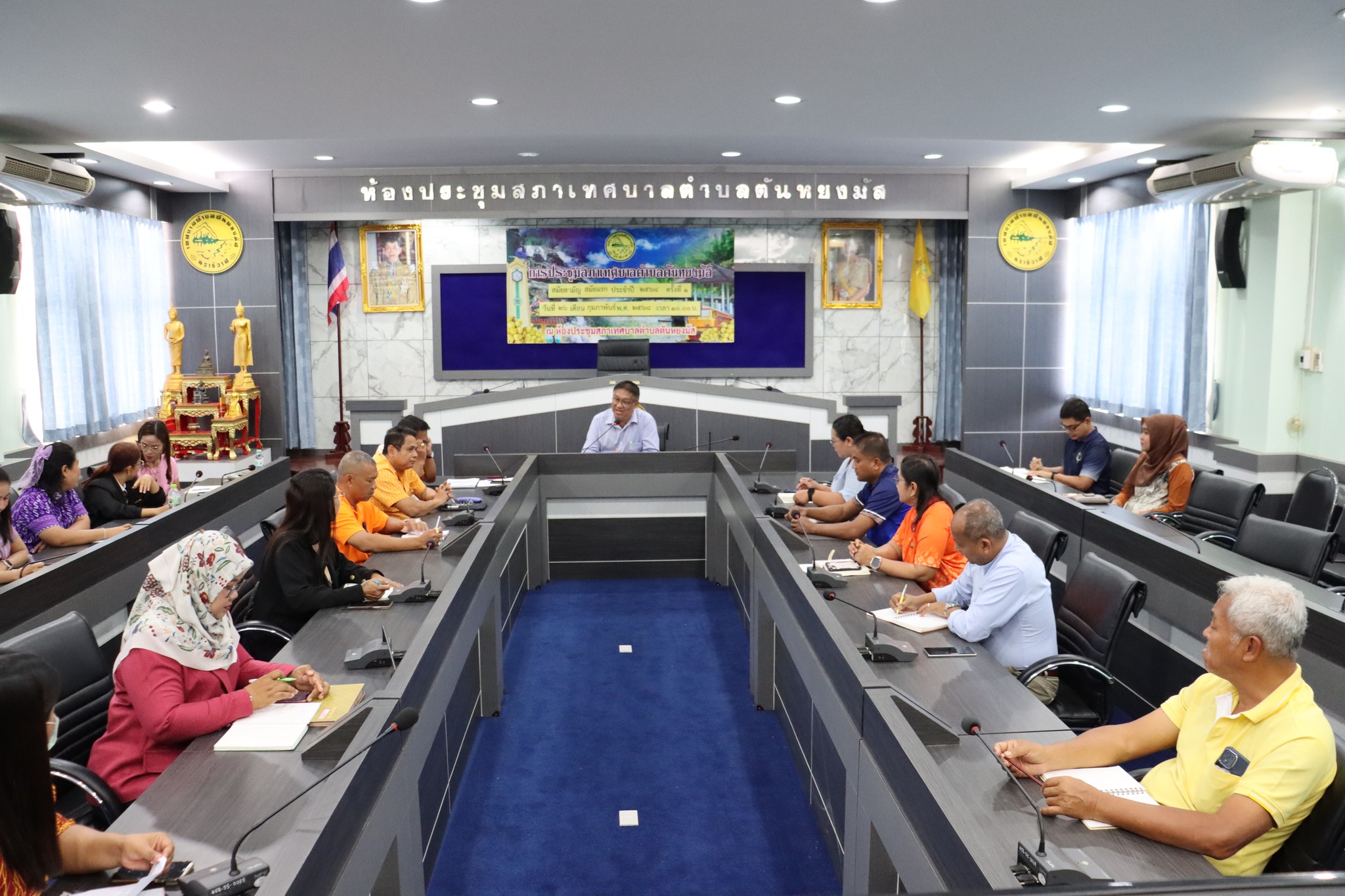 วันพฤหัสบดี ที่ 6 มีนาคม พ.ศ. 2568 เวลา 10.00 น. ประชุมหัวหน้าส่วนราชการของเทศบาลตำบลตันหยงมัส ณ ห้องประชุมสภาเทศบาลตำบลตันหยงมัส นายประเสริฐ แซ่ฮ่อ นายกเทศมนตรีตำบลตันหยงมัส พร้อมคณะผู้บริหาร ปลัดเทศบาล และหัวหน้าส่วนราชการเทศบาลตำบลตันหยงมัส ร่วมประชุมหัวหน้าส่วน และรายงานเรื่องใหม่ๆ ดังนี้ 
- เรื่อง ที่ประธานแจ้งให้ที่ประชุมทราบ 
- เรื่อง รับรองรายงานการประชุมครั้งที่ผ่านมา การติดตาม 
- สำนักปลัดเทศบาล - กองยุทธศาสตร์และงบประมาณ - กองการศึกษา - กองช่าง - กองสาธารสุขและสิ่งแวดล้อม - กองคลัง - กองสวัสดิการสังคม และ เรื่อง อื่นๆ เพื่อแจ้งข้อราชการที่สำคัญ ติดตามความก้าวหน้าของ ผลการดำเนินงานตลอดจนการวางแผน และกำหนดนโยบายการปฏิบัติงาน เพื่อให้การดำเนินงานเป็นไปด้วย ความเรียบร้อย และดำเนินงานปรับปรุงภารกิจเร่งด่วนของเทศบาลในทุกส่วนงาน ทั้งนี้ ประชุมได้แจ้งปัญหา และอุปสรรคที่เกิดขึ้นพร้อมร่วมเสนอแนะในการแก้ไขปัญหาเพื่อให้เกิดประโยชน์ต่อประชาชนสูงสุด
