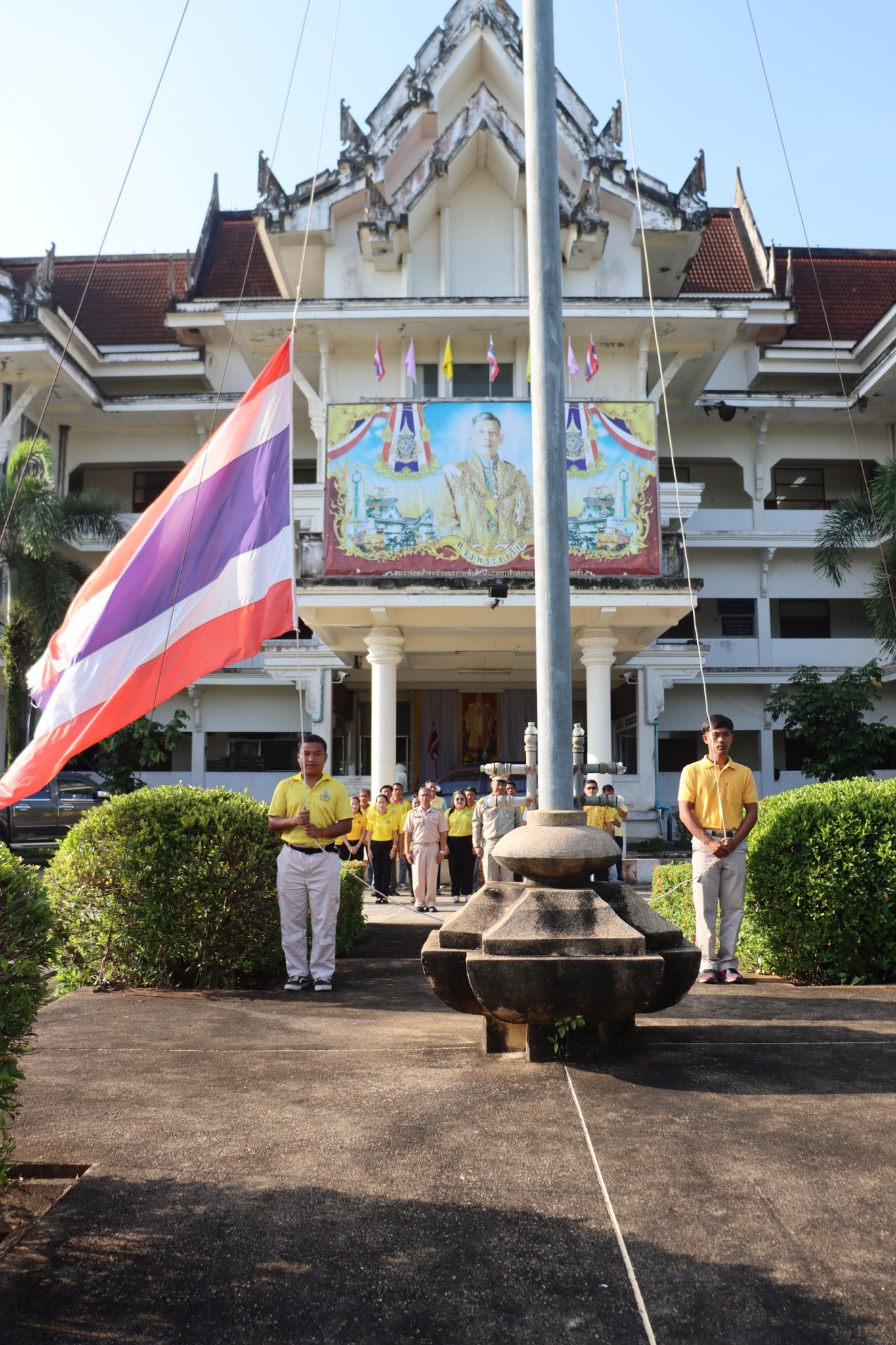 วันจันทร์ ที่ 24 มีนาคม พ.ศ. 2568 เวลา 08:00 น. ณ สำนักงานเทศบาลตำบลตันหยงมัส โดยมีคณะผู้บริหารข้าราชการ พนักงาน และลูกจ้างเทศบาลตำบลตันหยงมัสร่วมกิจกรรมเข้าแถวเคารพธงชาติทุกวันจันทร์ เพื่อสำนึกคุณ "ชาติ ศาสน์ กษัตริย์" เพื่อความสามัคคีปรองดอง และน้อมรำลึกถึงความสำคัญของสถาบัน ทั้ง 3 สถาบัน และเพื่อให้สถาบันชาติของประเทศไทยอยู่กับคนไทยทุกคน