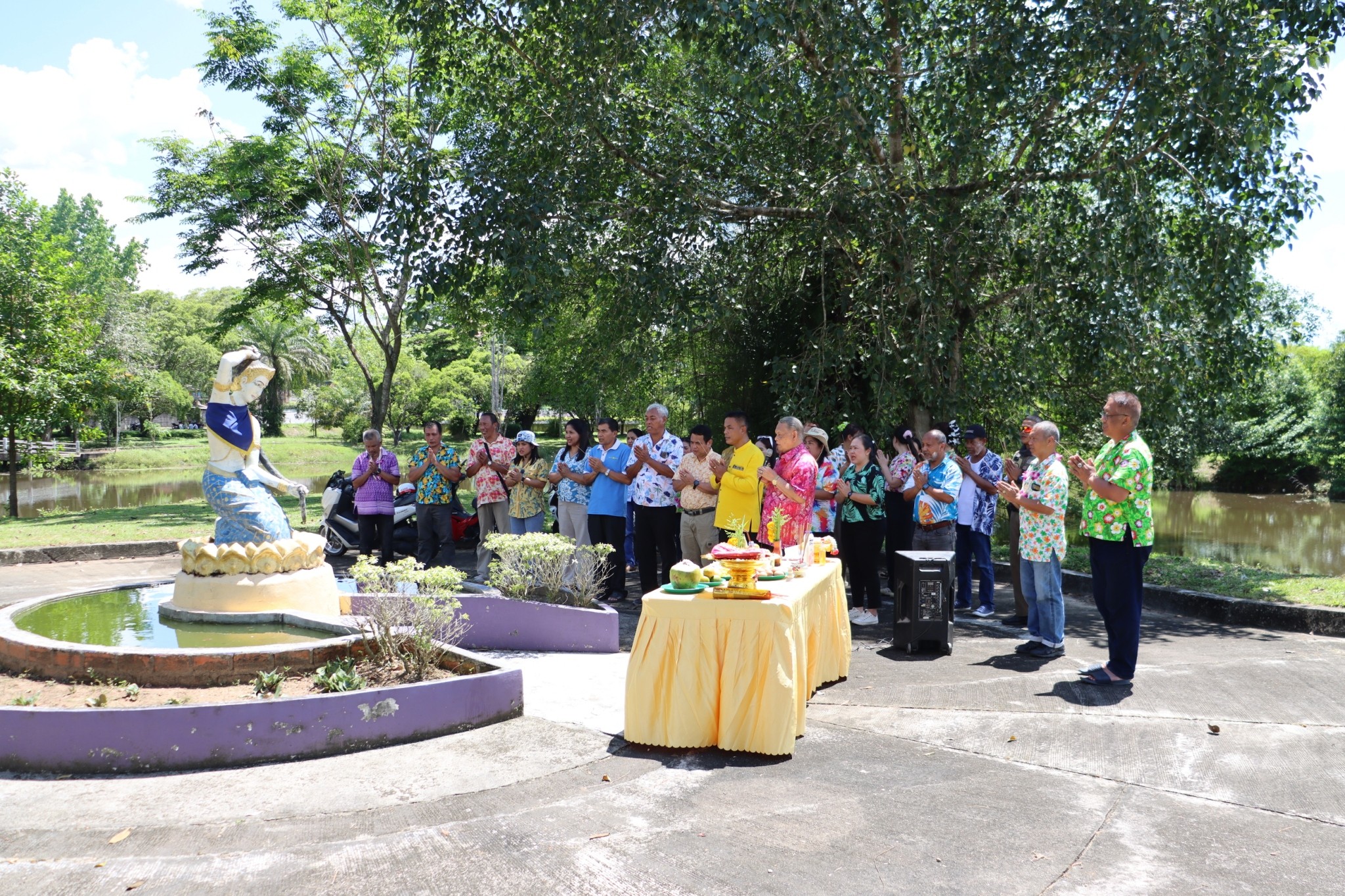 เทศบาลตำบลตันหยงมัส จัดโครงการสืบสานประเพณีวันสงกรานต์ ประจำปี 2568
เวลา 13.00 น. วันที่ 13 เมษายน 2568 ช่วงบ่าย ณ สวนสาธารณะวัชระอุทยาน บริเวณพระแม่ธรณี
นำโดย นายสุเมธ เพ็ชรรัตน์ ปลัดเทศบาล/ปฏิบัติหน้าที่นายกเทศมนตรีตำบลตันหยงมัส พร้อมด้วย หัวหน้าส่วนราชการ และพนักงานเทศบาลตำบลตันหยงมัส ร่วมทำบุญถวายสังฆทาน พระสงฆ์ จำนวน 3 รูป และเข้าร่วมพิธีใส่ผ้าสไบพระแม่ธรณี และสรงน้ำพระแม่ธรณี ประพรมน้ำอบ ประแป้ง และเปลี่ยนผ้าสไบเพื่อความเป็นสิริมงคลเนื่องในวันปีใหม่ไทย และกิจกรรมรดน้ำดำหัวพร้อมขอพรคณะผู้บริหาร หัวหน้าส่วนราชการของเทศบาลตำบลตันหยงมัส