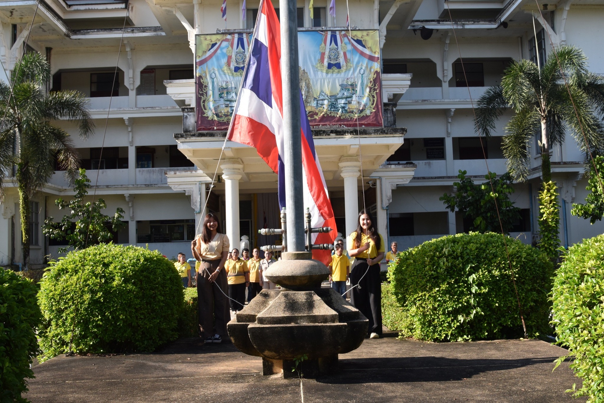 วันจันทร์ ที่ 28 เมษายน พ.ศ. 2568 เวลา 08:00 น. ณ สำนักงานเทศบาลตำบลตันหยงมัส โดยมีคณะผู้บริหารข้าราชการ พนักงาน และลูกจ้างเทศบาลตำบลตันหยงมัสร่วมกิจกรรมเข้าแถวเคารพธงชาติทุกวันจันทร์ เพื่อสำนึกคุณ "ชาติ ศาสน์ กษัตริย์" เพื่อความสามัคคีปรองดอง และน้อมรำลึกถึงความสำคัญของสถาบัน ทั้ง 3 สถาบัน และเพื่อให้สถาบันชาติของประเทศไทยอยู่กับคนไทยทุกคน