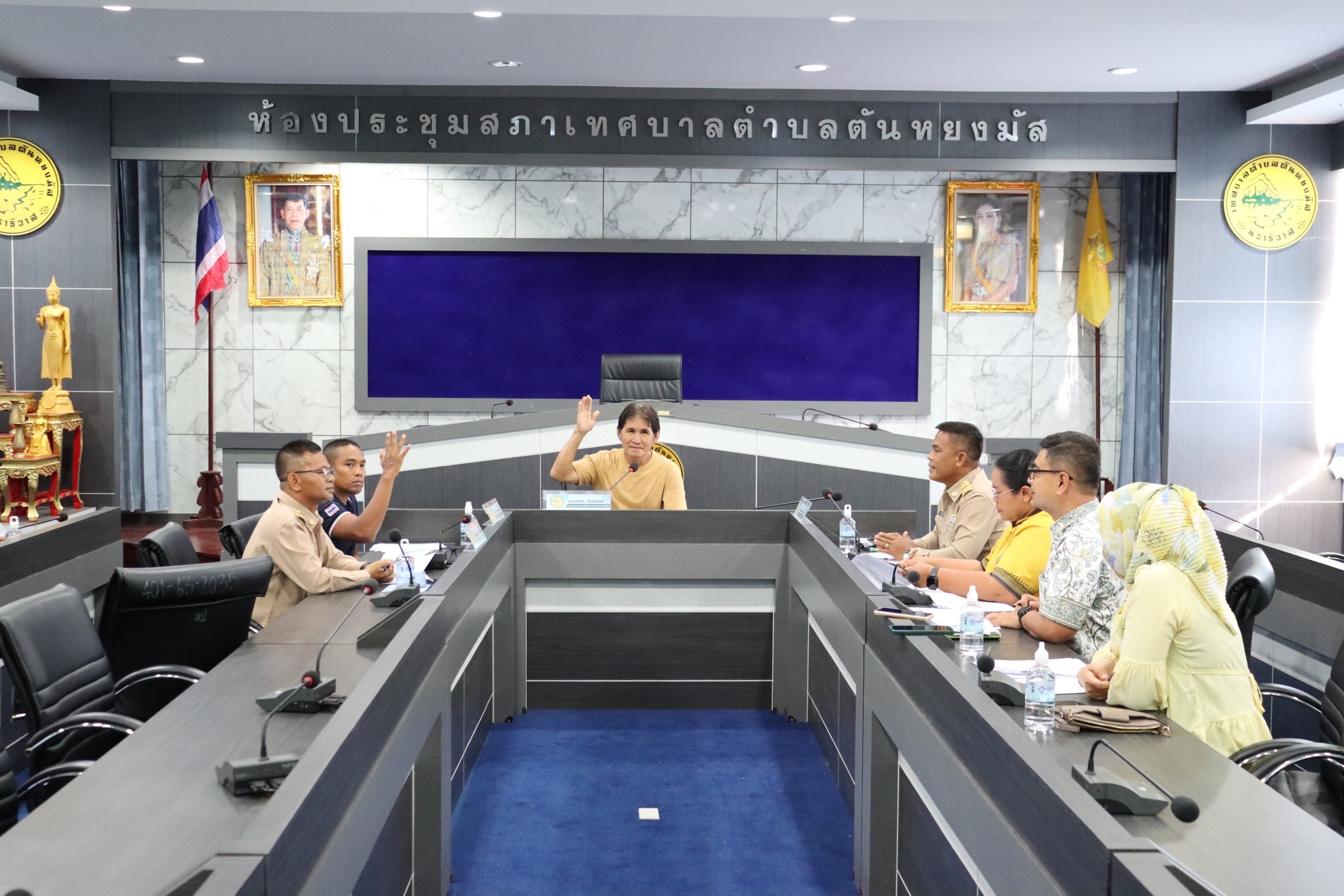 การประชุมคณะกรรมการการเลือกตั้งประจำเทศบาลตำบลตันหยงมัส ครั้งที่ 4/2568
วันจันทร์ ที่ 28 เมษายน 2568 เวลา 16.00 น. ณ ห้องประชุมสภาเทศบาลตำบลตันหยงมัส ชั้น 3 คณะกรรมการการเลือกตั้งประจำเทศบาลตำบลตันหยงมัส การประชุมในครั้งนี้มีผู้มาประชุมได้แก่ นายตอฮีรน หะยีเลาะแม กรรมการฯ นายพิชิต ธัชโอภาส กรรมการฯ พันตำรวจโทชาติ นพชำนาญ กรรมการฯ และนายสุเมธ เพ็ชรัตน์ ปลัดเทศบาลตำบลตันหยงมัส เป็นเลขานุการฯ และผู้อำนวยการเลือกตั้งประจำเทศบาลตำบลตันหยงมัส และผู้เข้าร่วมประชุม ได้แก่ นางสาวอัญชิษฐา รัชนิกร หัวหน้าสำนักปลัด, นางพิริภรณ์ จิตนะมงคล หัวหน้าฝ่ายบริหารงานทั่วไป ,นายกำภู โชติการ นัดจัดการงานทะเบียนและบัตร และนางสาวดารุณี เจ๊ะสา และ ในวาระที่นี้ ได้มีการจัดประชุม โดยมีนายพิชิต ธัชโอภาส ได้ทำหน้าที่เป็นประธานการประชุมชั่วคราวในครั้งนี้ เพื่อดำเนินการคัดเลือกประธานกรรมการเลือกตั้งประจำเทศบาลตำบลตันหยงมัสคนใหม่ เนื่องจากนายวิทยา อับดุลเลาะห์ ประธานกรรมการเลือกตั้งประจำเทศบาลตำบลตันหยงมัส ติดภารกิจเข้ารับการฝึกอบรม หลักสูตรนายอำเภอ รุ่นที่ 87 จึงได้มีคำสั่งผู้อำนวยการการเลือกตั้งประจำจังหวัดนราธิวาส เรื่องแต่งตั้งคณะกรรมการการเลือกตั้งประจำเทศบาลตำบลตันหยงมัส แทนตำแหน่งที่ว่าง โดยมีมติประชุมเลือก นายตอฮีรน หะยีเลาะแม เป็นประธานกรรมการเลือกตั้งประจำเทศบาลตำบลตันหยงมัส