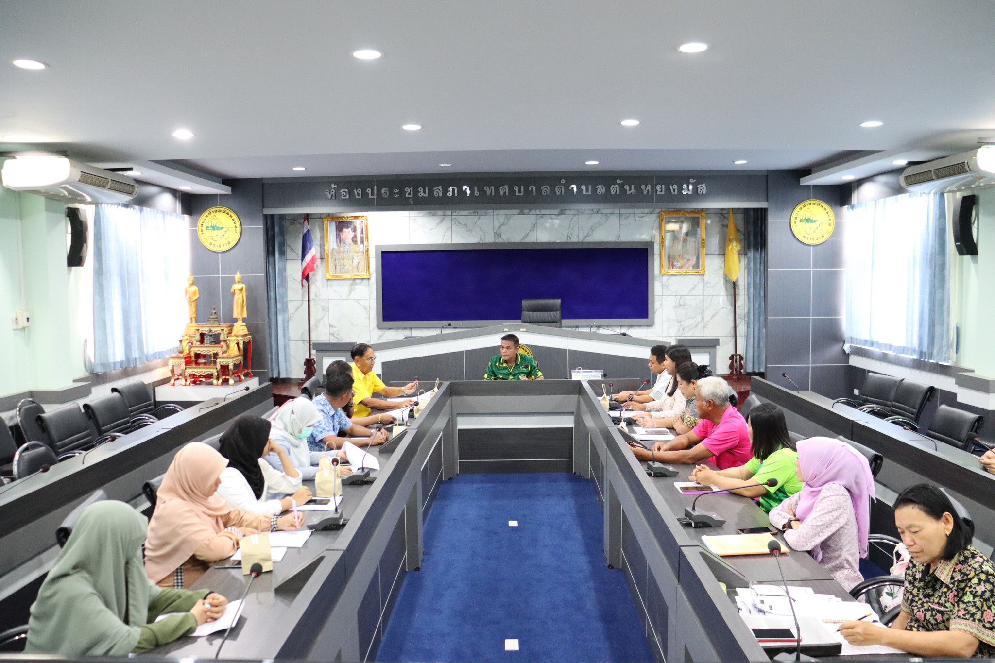 วันที่ 14 พฤษภาคม 2568 เวลา 09.30 น. ณ ห้องประชุมสภาเทศบาลตำบลตันหยงมัส ชั้น 3 กองการศึกษาเทศบาลตำบลตันหยงมัส จัดการประชุมคณะกรรมการศูนย์พัฒนาเด็กเล็กเทศบาลตำบลตันหยงมัส ครั้งที่ 1/2568 โดยมี นายสุเมธ เพ็ชรรัตน์ ปลัดเทศบาลปฏิบัติหน้าที่นายกเทศมนตรีตำบลตันหยงมัส เป็นประธานในการประชุม พร้อมด้วย นายนพพร จันทร์แก้ว รองปลัดเทศบาล,นางสาวชฎาภรณ์ ทองอ่อน ผู้อำนวยการกองการศึกษา,นายพิชัย จันทร์แก้ว หัวหน้าฝ่ายบริหารงานทั่วไป,นายสุพล โชติการ ผู้ทรงคุณวุฒิ , พนักงานเทศบาล ครูศูนย์พัฒนาเด็กเล็กเทศบาลตำบลตันหยงมัส, ผู้ใหญ่บ้าน หมู่ 7,ผู้นำศาสนา และผู้ปกครองนักเรียนศูนย์พัฒนาเด็กเล็ก เข้าร่วมในการประชุมในครั้งนี้
 *สำหรับระเบียบวาระการประชุม ดังนี้
🟡ระเบียบวาระที่ 1 ประธานแจ้งให้ที่ประชุมทราบ
🟡ระเบียบวาระที่ 2 รับรองการประชุม ครั้งที่ 1/2567 วันที่ 4 พฤศจิกายน 2567
🟡ระเบียบวาระที่ 3 เรื่องที่เสนอให้ที่ประชุมทราบ
➡️3.1 จำนวนนักเรียน ภาคเรียนที่ 1 ปีการศึกษา 2568
🟡ระเบียบวาระที่ 3 เรื่องที่เสนอให้ที่ประชุมพิจารณา
➡️3.1 รายงานการประเมินตนเอง (Self-Assessment Report :SAR) ปีการศึกษา 2567 ของศูนย์พัฒนาเด็กเทศบาลตำบลตันหยงมัส
➡️3.2 การกำหนดค่าเป้าหมายตามมาตรฐานสถานพัฒนาเด็กปฐมวัยแห่งชาติ เพื่อการประกันคุณภาพการศึกษาภายใน ศพด.ทต.ตันหยงมัส ปีการศึกษา 2568
➡️และ 3.3 การพิจารณาร่างแผนปฏิบัติการประจำปีการศึกษา พ.ศ.2568 ของศูนย์พัฒนาเด็กเล็กเทศบาลตำบลตันหยงมัส
📸ข่าว:สาเหะศูลฮี สาเหะดอเล๊าะ
--------------------------------------------------------------------------
งานประชาสัมพันธ์ กองยุทธศาสตร์และงบประมาณ ติดตามข้อมูลข่าวสารเพิ่มเติม ได้ที่ 
https://www.tanyongm at.go.th/
https://www.facebook.com/TassabanTanyongmat?mibextid=ZbWKwL