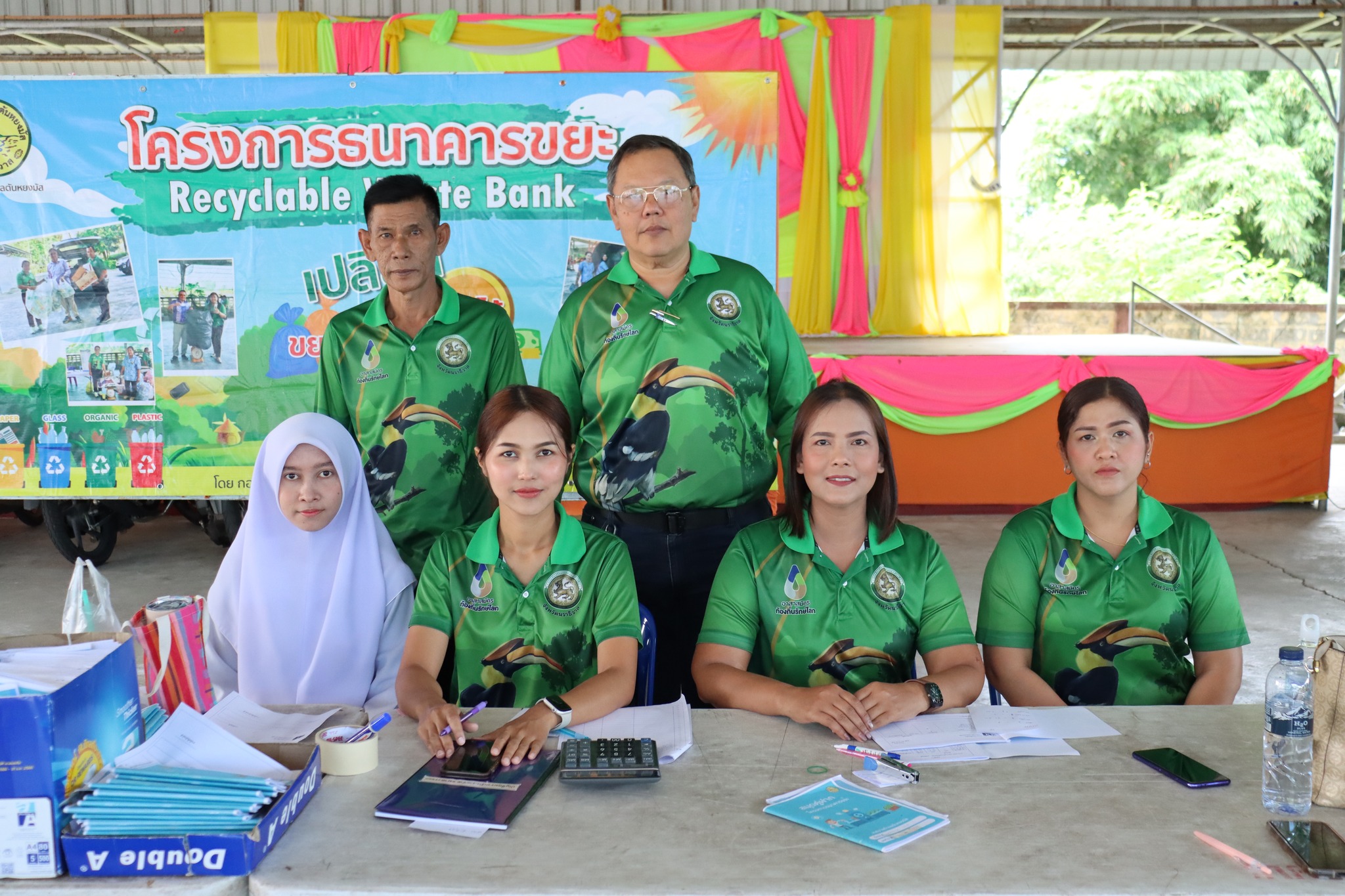 วันพุธ ที่ 21 เดือน พฤษภาคม พ.ศ. 2568 เวลา 09.00 น.
กองสาธารณสุขและสิ่งแวดล้อม เทศบาลตำบลตันหยงมัสร่วมกับอาสาสมัครท้องถิ่นรักษ์โลก (อถล.) และอาสาสมัครสาธารณสุขประจำหมู่บ้าน (อสม.) ทั้ง 7 ชุมชน ร่วมดำเนินการจัดงาน " MOI Waste Bank Week - มหาดไทย ปักธงประกาศความสำเร็จ 1 องค์กรปกครองส่วนท้องถิ่น 1 ธนาคารขยะ" โดยดำเนินการจัดให้มีกิจกรรมการซื้อขายขยะริไซเคิลของธนาคารขยะ เชิญชวนหน่วยงานรัฐ หน่วยงานเอกชน และประชาชนในพื้นที่เขตเทศบาลตำบลตันหยงมัส พร้อมใจกันนำขยะรีไซเคิล ได้แก่ พลาสติก แก้ว กระดาษ มาซื้อ-ขาย กันที่ ณ อาคารอเนกประสงค์ สำนักงานเทศบาลตำบลตันหยงมัส “ร่วมกันลดขยะที่ต้นทาง” “คัดแยกก่อนทิ้ง”
#MOIWASTEBANKWEEK #MOIWASTESEGREGATION #MOIACTIONISM #SDGLOCALIZATION