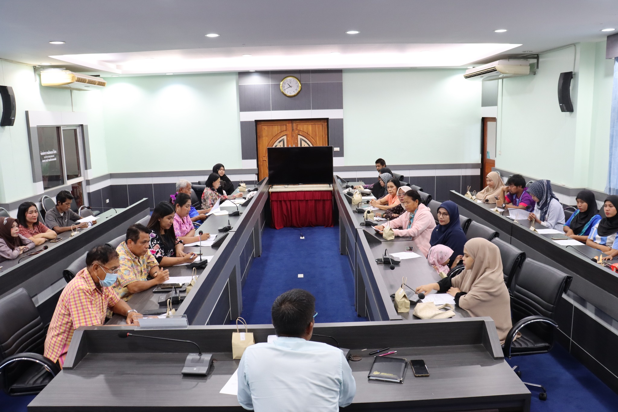 วันที่ 22 พฤษภาคม 2568 เวลา 10.00 น. ณ ห้องประชุมสภาเทศบาลตำบลตันหยงมัส ชั้น 3 กองการศึกษาเทศบาลตำบลตันหยงมัส จัดการประชุมผู้ปกครองนักเรียนศูนย์พัฒนาเด็กเล็กเทศบาลตำบลตันหยงมัส ครั้งที่1/2568  โดยมี นายสุเมธ เพ็ชรรัตน์ ปลัดเทศบาลปฏิบัติหน้าที่นายกเทศมนตรีตำบลตันหยงมัส เป็นประธานในการประชุม พร้อมด้วย นายนพพร จันทร์แก้ว รองปลัดเทศบาล,นายสุพล โชติการ ประธานคณะกรรมการ ศพด.ทต.ตันหยงมัส,นางสาวชฎาภรณ์ ทองอ่อน ผู้อำนวยการกองการศึกษา,นายพิชัย จันทร์แก้ว หัวหน้าฝ่ายบริหารงานทั่วไป,นางสาวสุคนธ์ จินนะมงคล นักสันทนาการปฏิบัติการ ,พนักงานเทศบาล ,ครูศูนย์พัฒนาเด็กเล็กเทศบาลตำบลตันหยงมัส, และผู้ปกครองนักเรียนศูนย์พัฒนาเด็กเล็ก เข้าร่วมในการประชุมในครั้งนี้
*สำหรับระเบียบวาระการประชุม ดังนี้
ระเบียบวาระที่ 1 ประธานแจ้งให้ที่ประชุมทราบ
ระเบียบวาระที่ 2 เรื่องที่เสนอให้ที่ประชุมทราบ
-การมอบนโยบายการจัดการศึกษา ของ ศพด.ทต.ตันหยงมัส โดยบุคลากร ทต.ตันหยงมัส ดังนี้
ลำดับที่ 1 นายสุเมธ เพ็ชรรัตน์ ปลัดเทศบาลตำบลตันหยงมัส
ลำดับที่ 2 นายนพพร จันทร์แก้ว รองปลัดเทศบาลตำบลตันหยงมัส
ลำดับที่ 3 นายสุพล โชติการ ประธานคณะกรรมการ ศพด.ทต.ตันหยงมัส
ลำดับที่ 4 นางสาวชฎาภรณ์ ทองอ่อน ผู้อำนวยการกองการศึกษา
-แนะนำบุคลากรกองการศึกษา และบุคลากร ศพด.ทต.ตันหยงมัส
-แนวทางปฏิบัติของศูนย์พัฒนาเด็กเล็กเทศบาลตำบลตันหยงมัส
-และ สิทธิ สวัสดิการ สำหรับเด็กปฐมวัย
 ข่าว:สาเหะศูลฮี สาเหะดอเล๊าะ
--------------------------------------------------------------------------
งานประชาสัมพันธ์ กองยุทธศาสตร์และงบประมาณ ติดตามข้อมูลข่าวสารเพิ่มเติม ได้ที่ 
https://www.tanyongm at.go.th/
https://www.facebook.com/TassabanTanyongmat?mibextid=ZbWKwL