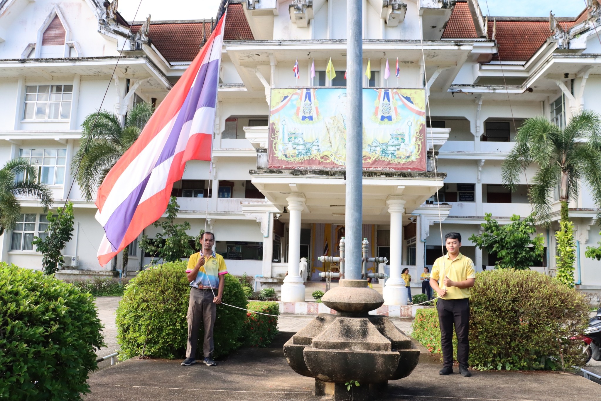 วันจันทร์ ที่ 26 พฤษภาคม พ.ศ. 2568 เวลา 08:00 น. ณ สำนักงานเทศบาลตำบลตันหยงมัส โดยมีคณะผู้บริหารข้าราชการ พนักงาน และลูกจ้างเทศบาลตำบลตันหยงมัสร่วมกิจกรรมเข้าแถวเคารพธงชาติทุกวันจันทร์ เพื่อสำนึกคุณ "ชาติ ศาสน์ กษัตริย์" เพื่อความสามัคคีปรองดอง และน้อมรำลึกถึงความสำคัญของสถาบัน ทั้ง 3 สถาบัน และเพื่อให้สถาบันชาติของประเทศไทยอยู่กับคนไทยทุกคน