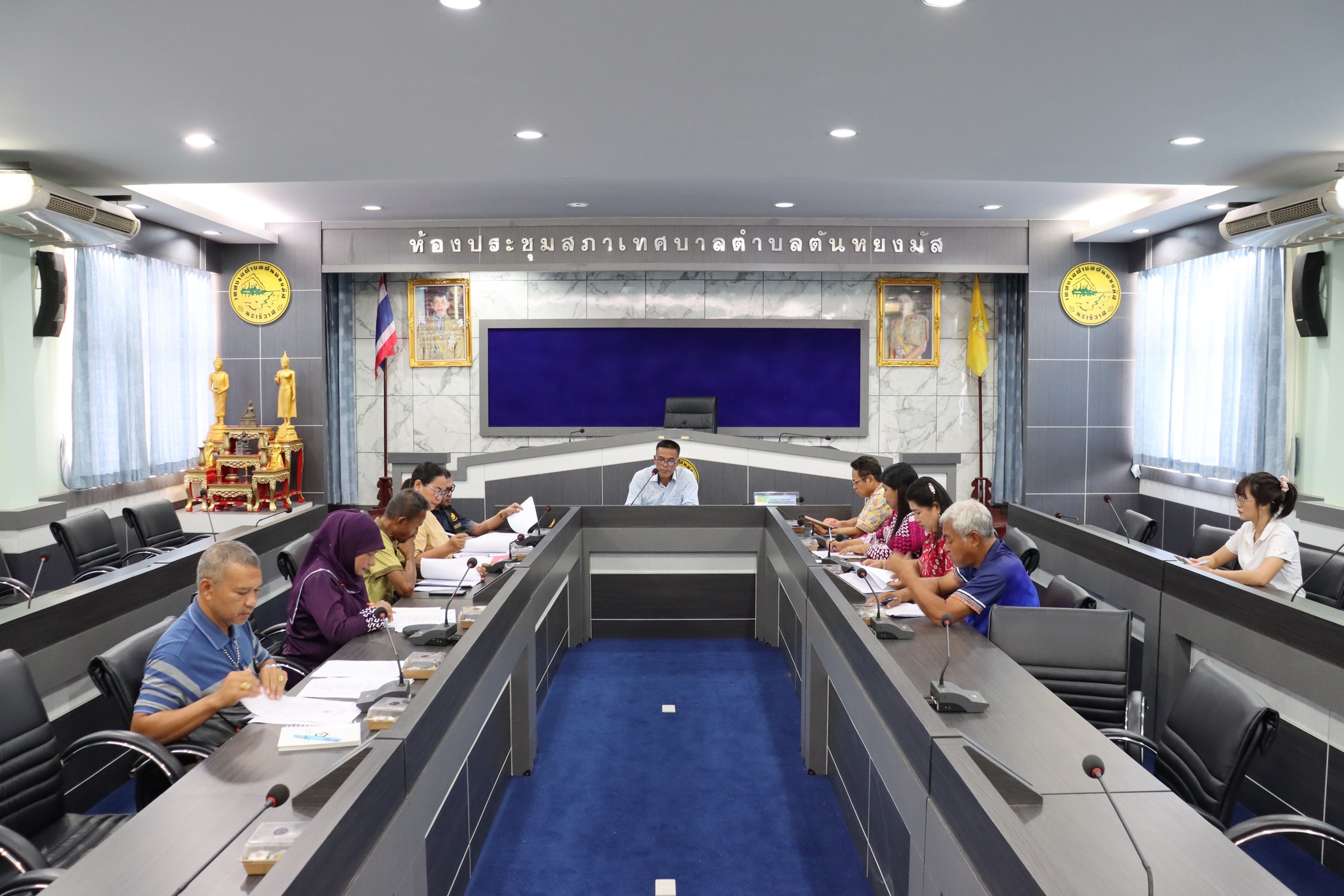 การประชุมคณะกรรมการช่วยเหลือประชาชนของเทศบาลตำบลตันหยงมัส ครั้งที่ 1/2568
วันพฤหัสบดี ที่ 29 พฤษภาคม 2568 เวลา 10.00 น. ณ ห้องประชุมสภาเทศบาลตำบลตันหยงมัส กองการศึกษาเทศบาลตำบลตันหยงมัส จัดการประชุมคณะกรรมการช่วยเหลือประชาชนของเทศบาลตำบลตันหยงมัส ครั้งที่ 1/2568 โดยมี นายสุเมธ เพ็ชรรัตน์ ปลัดเทศบาล ปฏิบัติหน้าที่นายกเทศมนตรีตำบลตันหยงมัส เป็นประธาน ในการประชุม พร้อมด้วยนายนพพร จันทร์แก้ว รองปลัดเทศบาล ,หัวหน้าส่วนราชการ,พัฒนาการอำเภอระแงะ,ผู้ใหญ่บ้านหมู่ที่ 1 ตำบลตันหยงมัส,กำนันตำบลตันหยงมัส และคณะทำงานเข้าร่วมในการประชุมดังกล่าว เพื่อพิจารณาแนวทางการให้ทุนการศึกษาสำหรับเด็กนักเรียน นักศึกษาและผู้ด้อยโอกาสประจำปี พ.ศ.2568
#งานประชาสัมพันธ์เทศบาลตำบลตันหยงมัส
#เทศบาลตำบลตันหยงมัส
ข่าว:สาเหะศูลฮี สาเหะดอเล๊าะ
--------------------------------------------------------------------------
งานประชาสัมพันธ์ กองยุทธศาสตร์และงบประมาณ ติดตามข้อมูลข่าวสารเพิ่มเติม ได้ที่ 
https://www.tanyongm at.go.th/
https://www.facebook.com/TassabanTanyongmat?mibextid=ZbWKwL