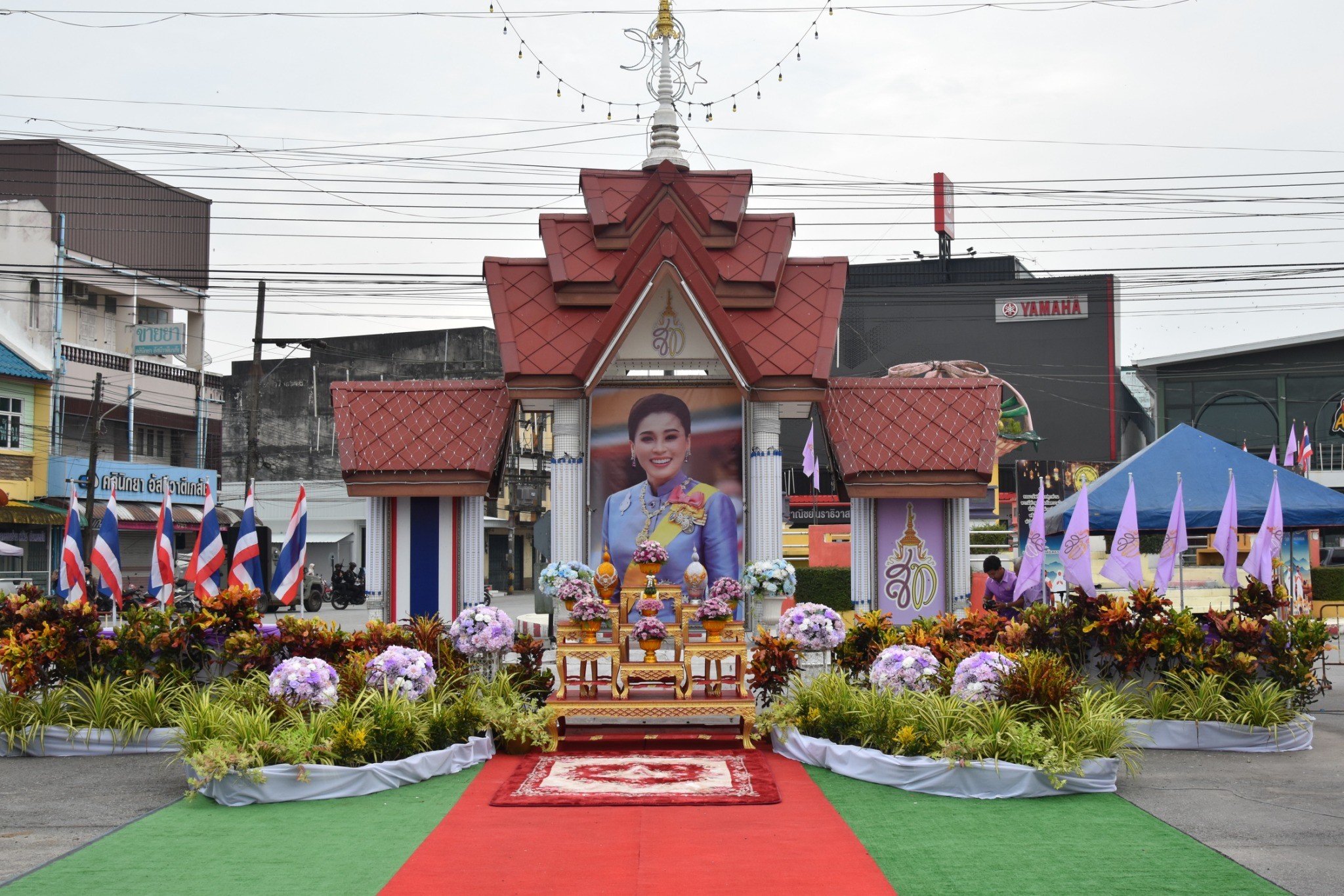 พิธีทำบุญตักบาตรพระสงฆ์และสามเณร จำนวน 27 รูป เพื่อถวายเป็นพระราชกุศล เนื่องในโอกาสวันเฉลิมพระชนมพรรษา สมเด็จพระนางเจ้าสุทิดา พัชรสุธาพิมลลักษณ พระบรมราชินี 3 มิถุนายน 2568
เวลา 06.30 น.วันที่ 3 มิถุนายน 2568 ณ บริเวณวงเวียนลองกอง นายสุเมธ เพ็ชรรัตน์ ปลัดเทศบาล ปฏิบัติหน้าที่ นายกเทศมนตรีตำบลตันหยงมัส นำหัวหน้าส่วนราชการ  และพนักงานเทศบาลตำบลตันหยงมัส ร่วมพิธีทำบุญตักบาตรพระสงฆ์ เพื่อถวายเป็นพระราชกุศล เนื่องในโอกาสวันเฉลิมพระชนมพรรษา สมเด็จพระนางเจ้าสุทิดา พัชรสุธาพิมลลักษณ พระบรมราชินี 3 มิถุนายน 2568 โดยมีนายวิมุตติ อำนักมณี นายอำเภอระแงะ เป็นประธานในพิธี พร้อมด้วยข้าราชการ หน่วยงานภาครัฐ ภาคเอกชน และประชาชนในพื้นที่เข้าร่วมพิธีโดยพร้อมเพรียงกัน เพื่อแสดงออกถึงความจงรักภักดี และเทิดทูนสถาบันพระมหากษัตริย์