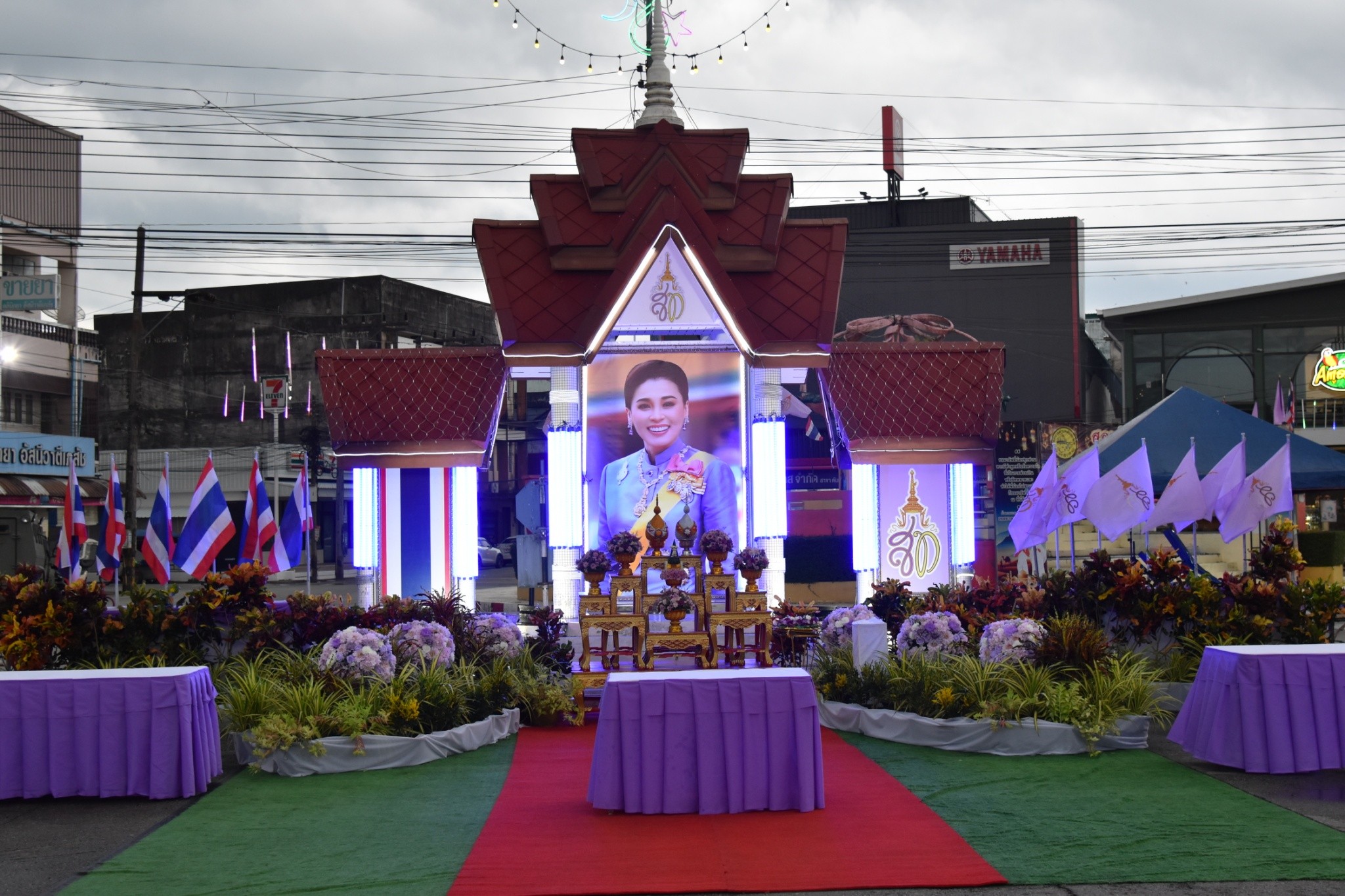 พิธีถวายเครื่องราชสักการะและวางพานพุ่ม พิธีถวายพระพรชัยมงคล เนื่องในโอกาสวันเฉลิมพระชนมพรรษาสมเด็จพระนางเจ้าฯ พระบรมราชินี วันที่ 3 มิถุนายน 2568
เวลา 17.30 น. วันที่ 3 มิถุนายน 2568 ณ บริเวณวงเวียนลองกอง นายสุเมธ เพ็ชรรัตน์ ปลัดเทศบาล ปฏิบัติหน้าที่ นายกเทศมนตรีตำบลตันหยงมัส นำหัวหน้าส่วนราชการ ผู้บริหารสถานศึกษา ข้าราชการ หน่วยงานภาครัฐ ภาคเอกชน และประชาชนในพื้นที่ ร่วมพิธีถวายเครื่องราชสักการะ และวางพานพุ่ม และพิธีถวายพระพรชัยมงคล เนื่องในโอกาสวันเฉลิมพระชนมพรรษาสมเด็จพระนางเจ้าฯ พระบรมราชินี วันที่ 3 มิถุนายน 2568
โดยมี นายวิมุตติ อำนักมณี นายอำเภอระแงะ เป็นประธานในพิธี จากนั้นประธานในพิธีได้กล่าวกราบบังคมทูลถวายพระพรชัยมงคล และร่วมขับร้องเพลง “สรรเสริญพระบารมี” และ “เพลงสดุดีจอมราชา” เบื้องหน้าพระฉายาลักษณ์ เพื่อเป็นการแสดงออกซึ่งความจงรักภักดีเทิดทูน พิทักษ์รักษาไว้ซึ่งสถาบันพระมหากษัตริย์ เพื่อเป็นการสำนึกในพระมหากรุณาธิคุณ และแสดงออกถึงความจงรักภักดีต่อสถาบันพระมหากษัตริย์