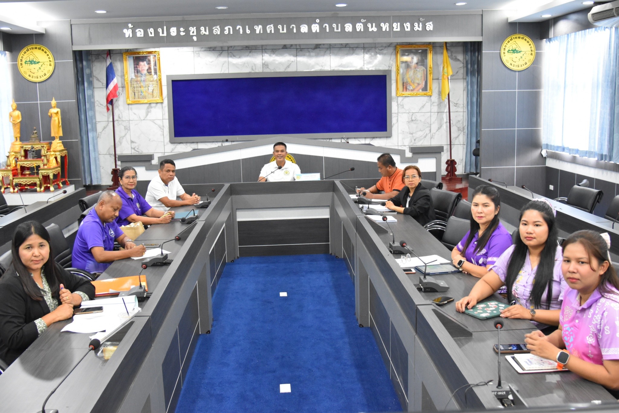 เทศบาลตำบลตันหยงมัสเข้าร่วมโครงการมาตรการกระตุ้นเศรษฐกิจ ตามแผนการขับเคลื่อนเศรษฐกิจภายใต้กรอบวงเงิน157,000 ล้านบาท ประจำปีงบประมาณ พ.ศ.2568 ของเทศบาลตำบล ผ่านสื่ออิเล็กทรอนิกส์ (ระบบ Zoom Meeting)
วันที่ 3 มิถุนายน 2568 เวลา 13.30 น. ห้องประชุมสภาเทศบาลตำบลตันหยงมัส ชั้น 3 เทศบาลตำบลตันหยงมัส นำโดยนายสุเมธ เพ็ชรรัตน์ ปลัดเทศบาล รักษาราชการแทน นายกเทศมนตรีตำบลตันหยงมัส พร้อมหัวหน้าส่วนราชการ และพนักงานเทศบาลตำบลตันหยงมัสที่เกี่ยวข้อง ได้เข้าร่วมโครงการมาตรการกระตุ้นเศรษฐกิจ ตามแผนการขับเคลื่อนเศรษฐกิจภายใต้กรอบวงเงิน 157,000 ล้านบาท ประจำปีงบประมาณ พ.ศ.2568 ของเทศบาลตำบล ผ่านสื่ออิเล็กทรอนิกส์ (ระบบ Zoom Meeting) ในหัวข้อ เศรษฐกิจชุมชนและอื่นๆ รายการของจังหวัดและกลุ่มจังหวัด และองค์กรปกครองส่วนท้องถิ่น