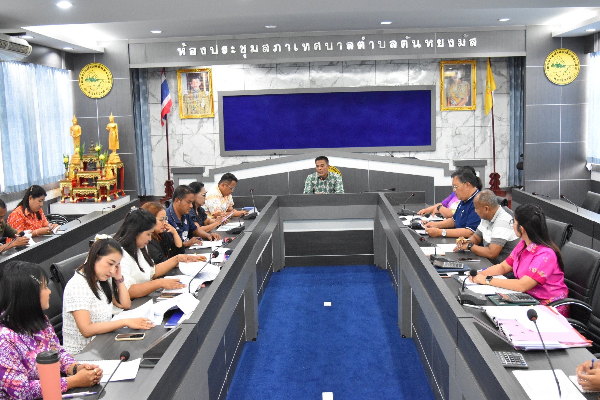 การประชุมคณะกรรมการพิจารณา เพื่อซักซ้อมความเข้าใจในการจัดทำร่างเทศบัญญัติงบประมาณรายจ่ายประจำปีงบประมาณ พ.ศ. 2569 
วันที่ 5 มิถุนายน 2568 เวลา 13.30 น. ณ ห้องประชุมสภาเทศบาล ชั้น 3 เทศบาลตำบลตันหยงมัส 
กองยุทธศาสตร์และงบประมาณ เทศบาลตำบลตันหยงมัส จัดประชุมเพื่อซักซ้อมความเข้าใจในการจัดทำร่างเทศบัญญัติงบประมาณรายจ่ายประจำปีงบประมาณ พ.ศ. 2569 โดยมีนายสุเมธ เพ็ชรรัตน์ ปลัดเทศบาล รักษาราชการแทน นายกเทศมนตรีตำบลตันหยงมัสเป็นประธาน นายนพพร จันทร์แก้ว รองปลัดเทศบาล ผู้อำนวยการกองทุกกอง และผู้ที่เกี่ยวข้องเข้าร่วมประชุมในครั้งนี้ เพื่อจัดทำร่างเทศบัญญัติงบประมาณรายจ่าย ประจำปีงบประมาณ พ.ศ. 2569 และเพื่อเสนอเจ้าหน้าที่งบประมาณทำการพิจารณาตรวจสอบ วิเคราะห์ และแก้ไขงบประมาณในขั้นต้น